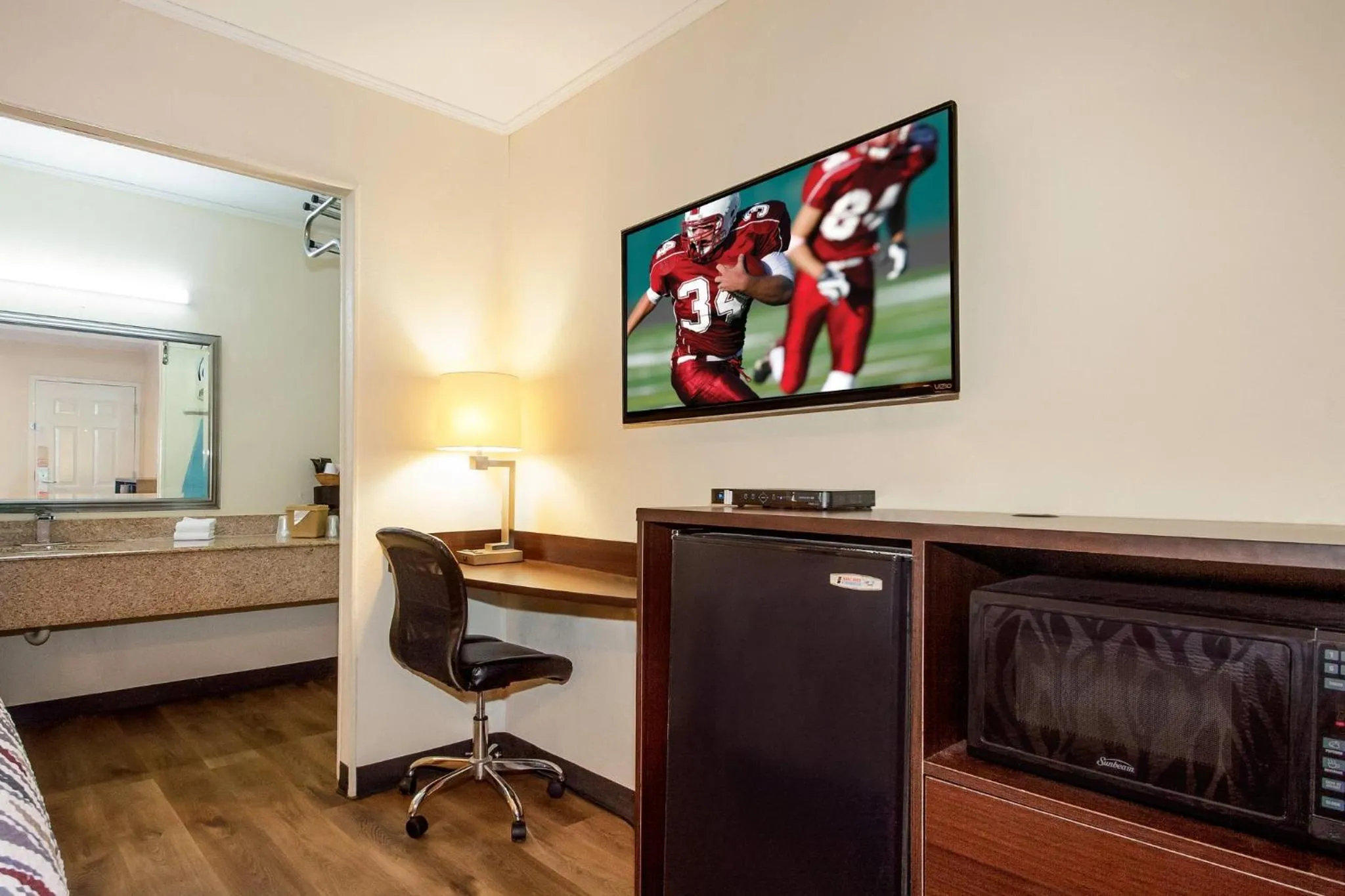 Superior King Room Disability Access Roll-In Shower Non-Smoking in Red Roof Inn Santee