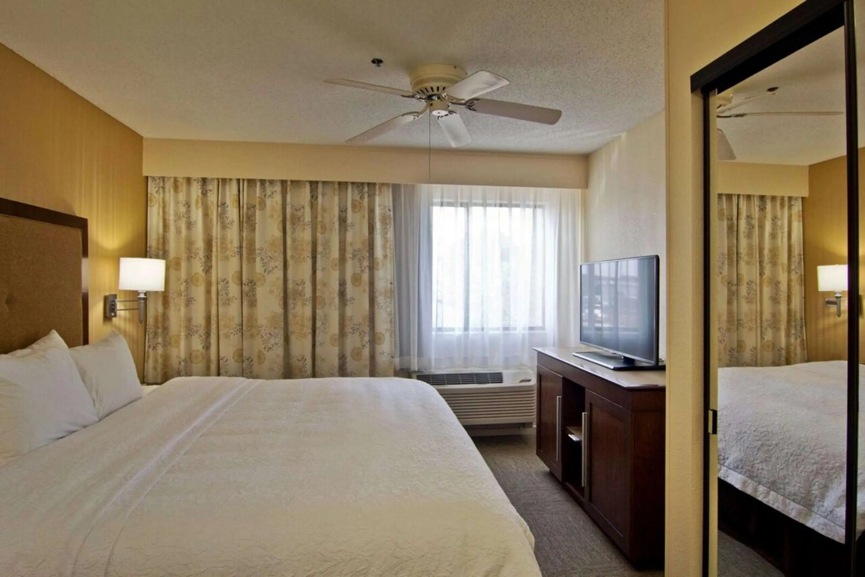 One-Bedroom King Suite with Kitchen in Hampton Inn & Suites Chillicothe