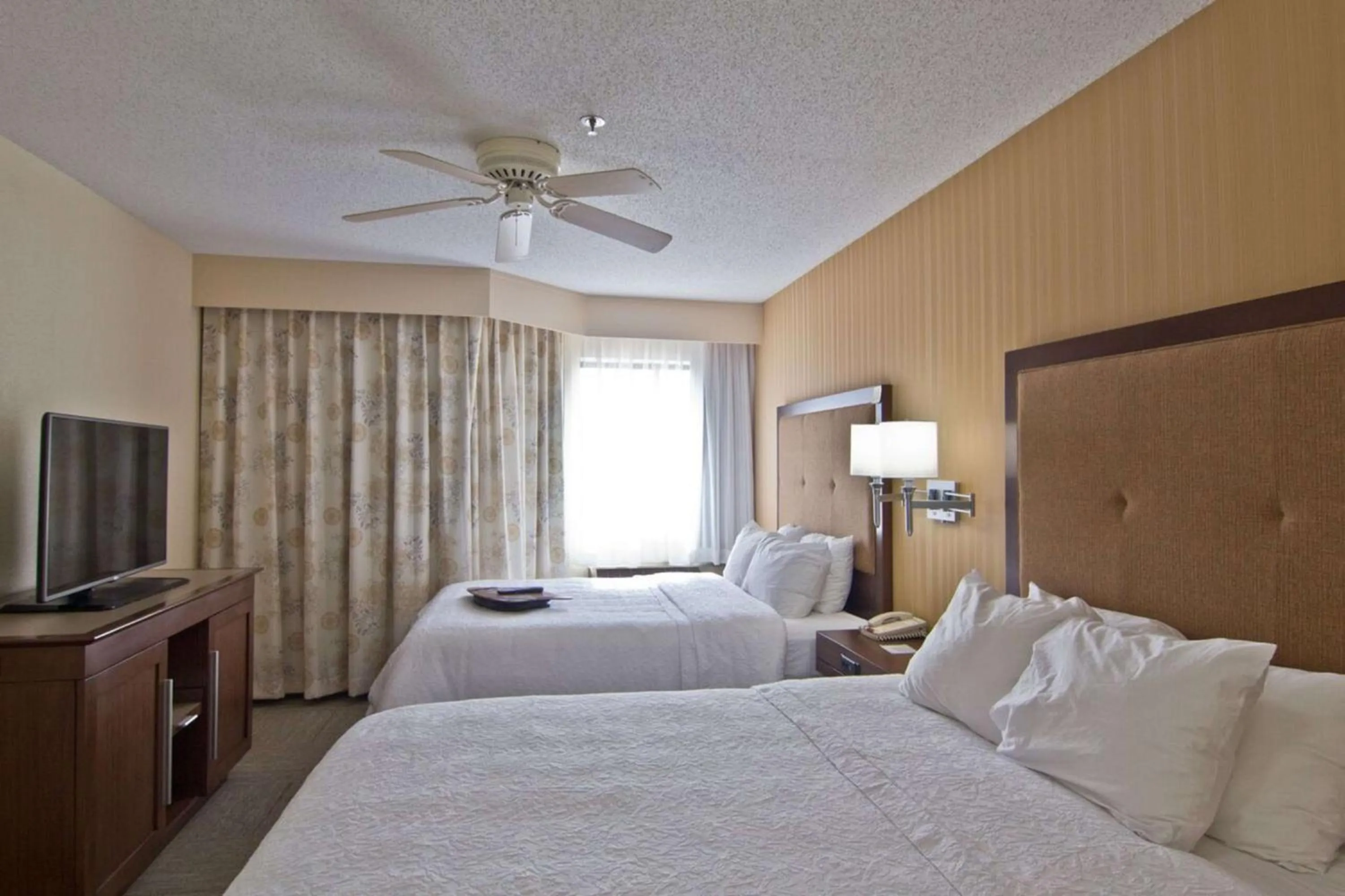 One-Bedroom 2 Queen Suite with Fireplace in Hampton Inn & Suites Chillicothe