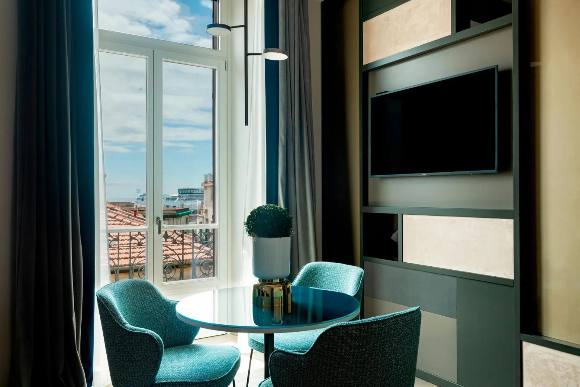 Deluxe Suite in Amadomus Luxury Suites