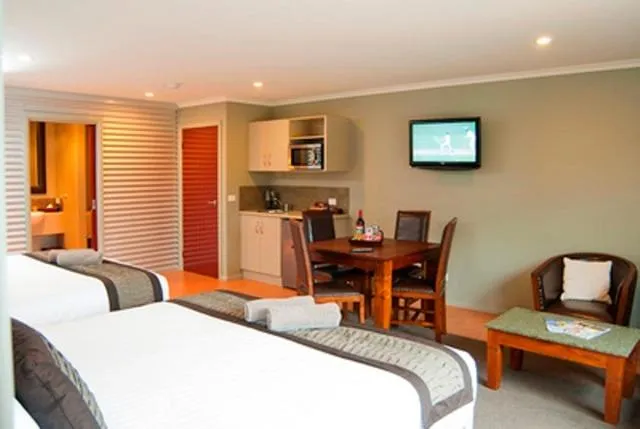 King Room with Two King Beds and Spa Bath in Bairnsdale Motel