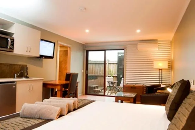 King Room with Private Patio  in Bairnsdale Motel