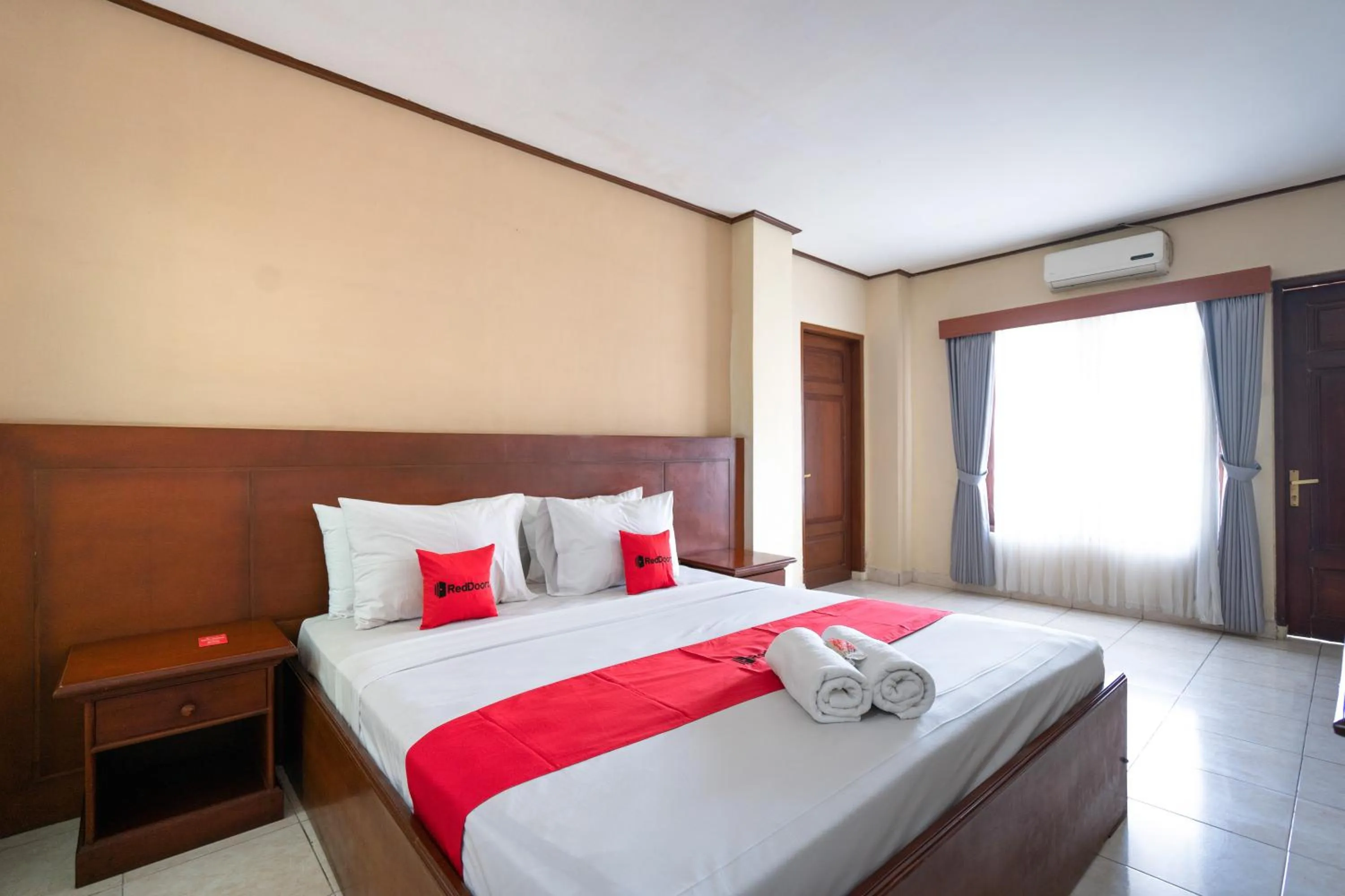 Deluxe Double Room in RedDoorz Plus at Mahajaya Hotel Denpasar