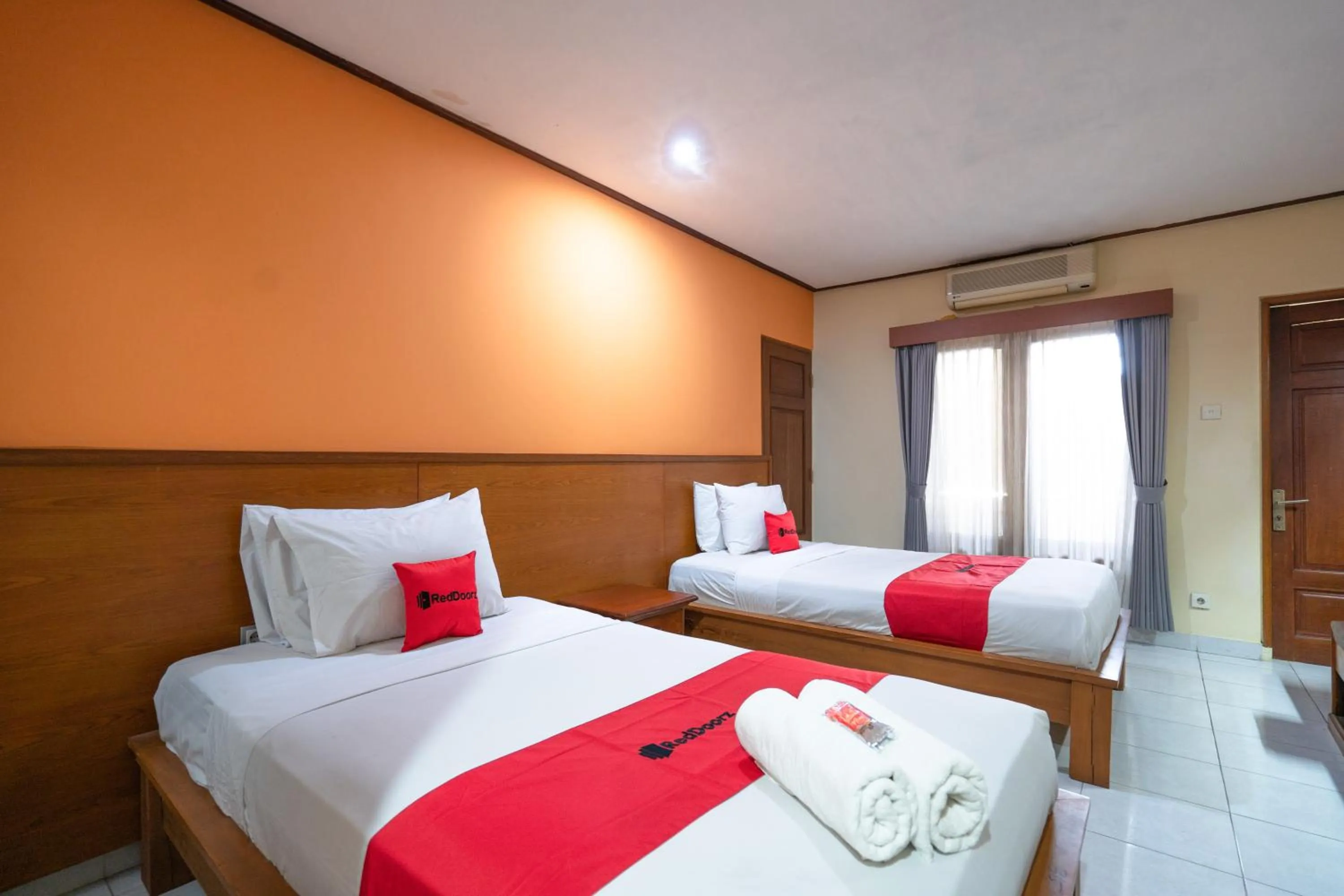 Deluxe Twin Room in RedDoorz Plus at Mahajaya Hotel Denpasar