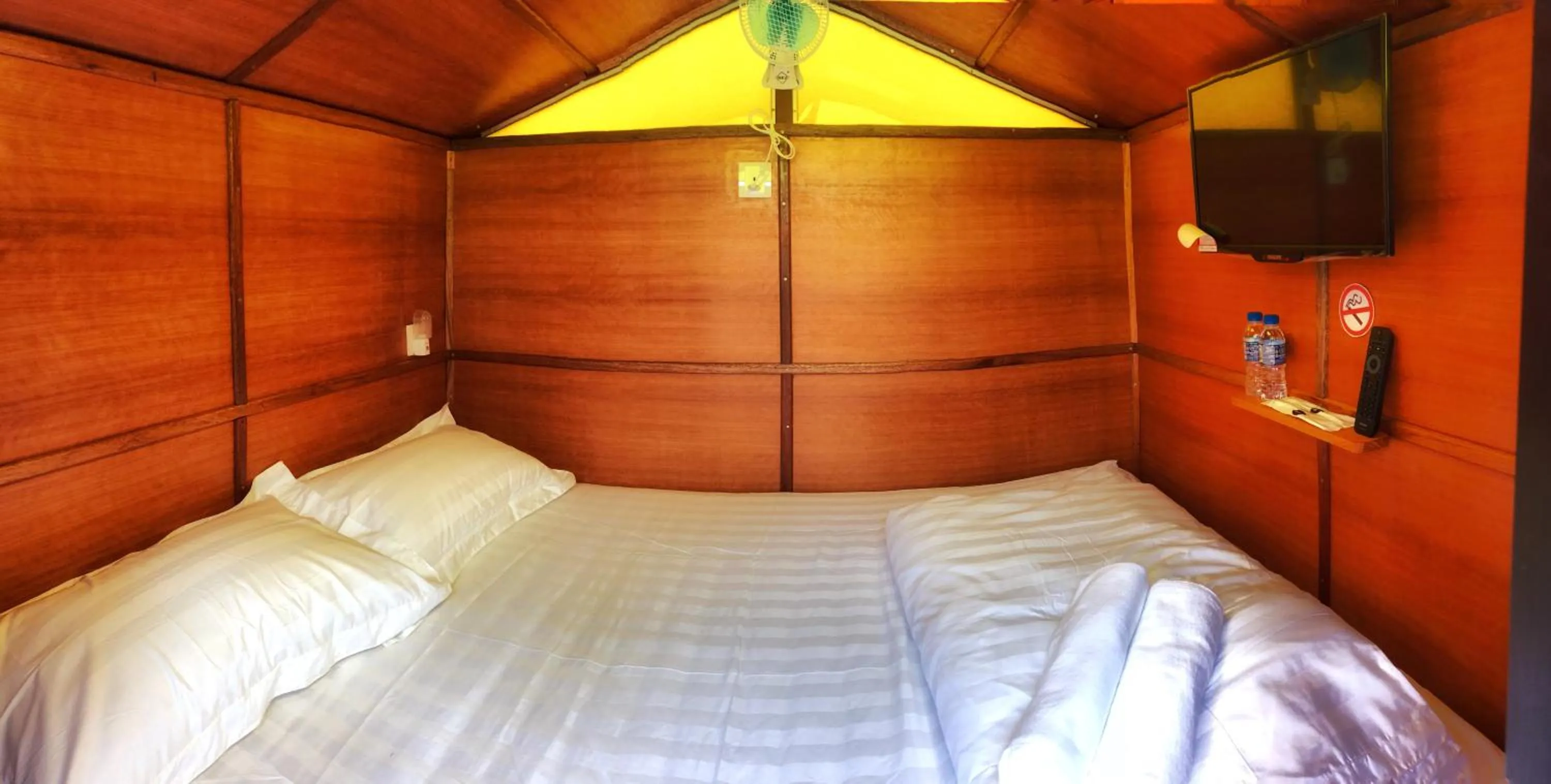 Queen Bed Chalet Mountain View in Kea Garden Mini Chalet