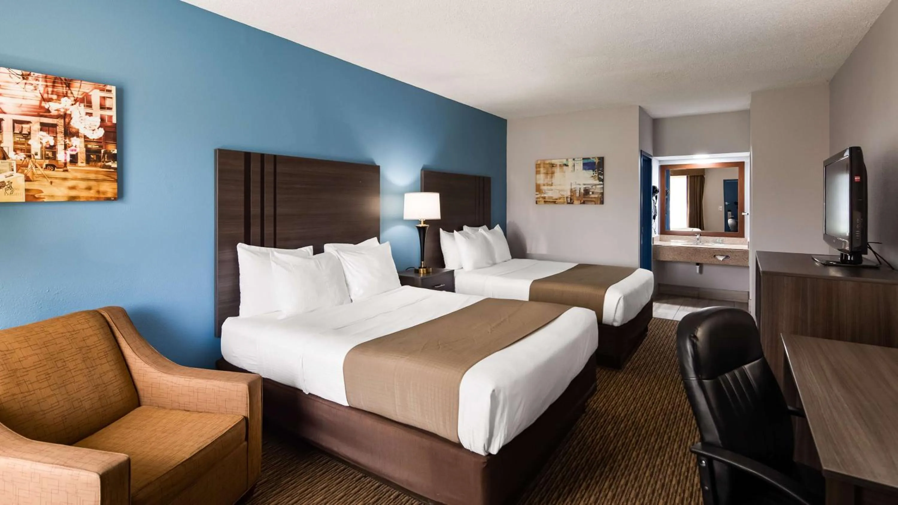 Queen Room with Two Queen Beds - Smoking in Best Western Emporia