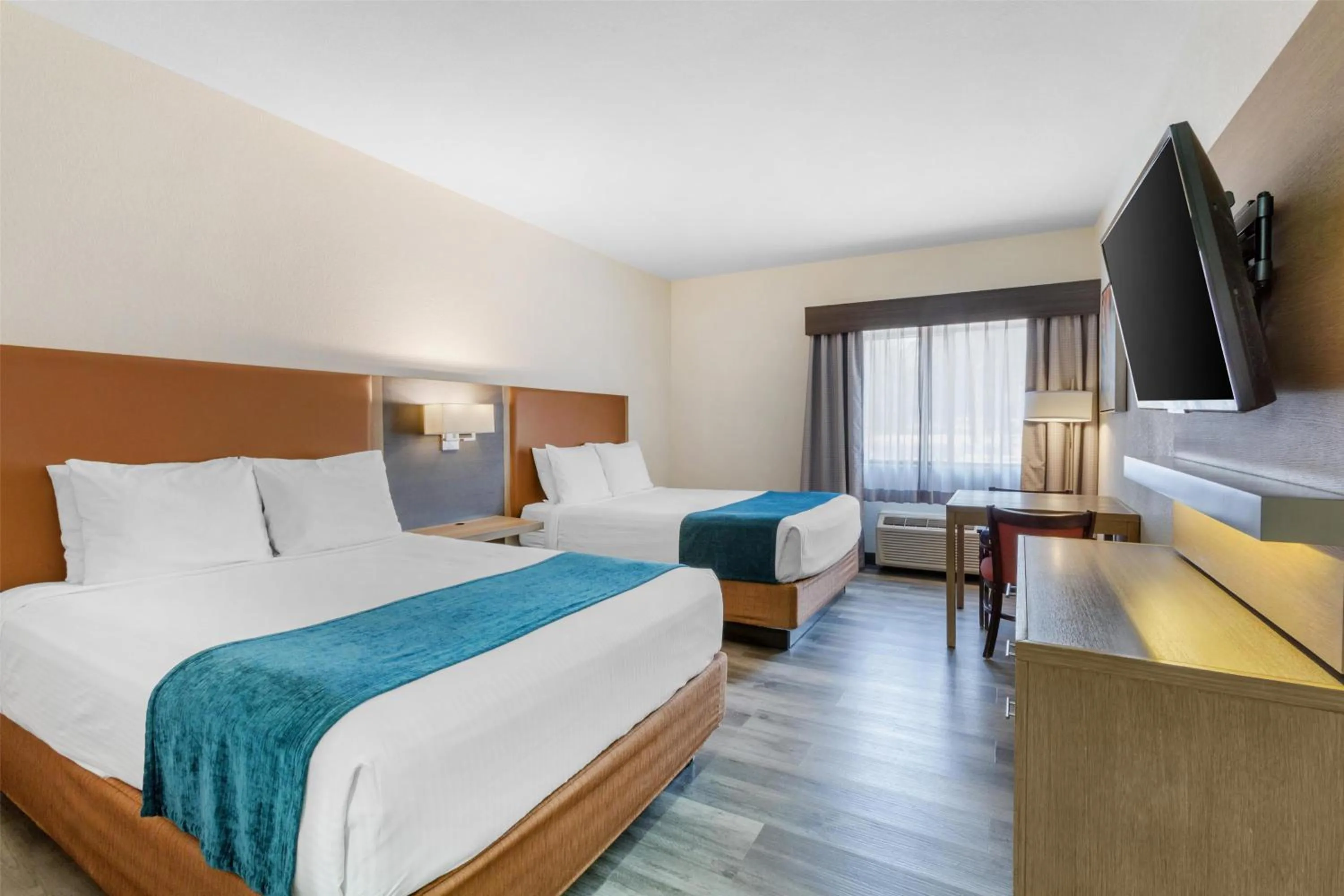 Queen Room with Two Queen Beds and Mobility Accessible Tub in Best Western Inn of Payson