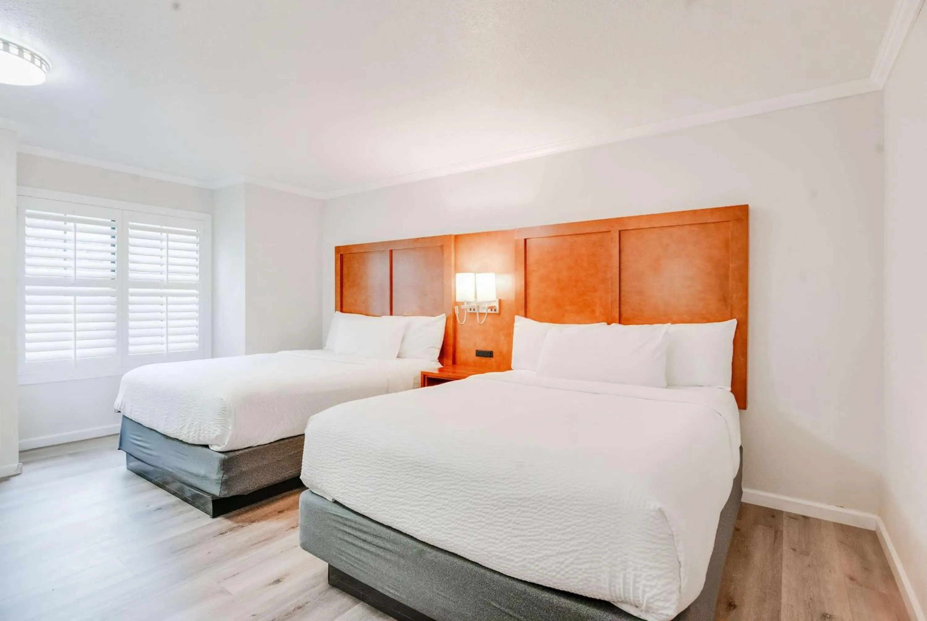 Double Room with Two Double Beds and Bath Tub with Grab Bars - Mobility Access/Non-Smoking in Ramada by Wyndham Mountain View