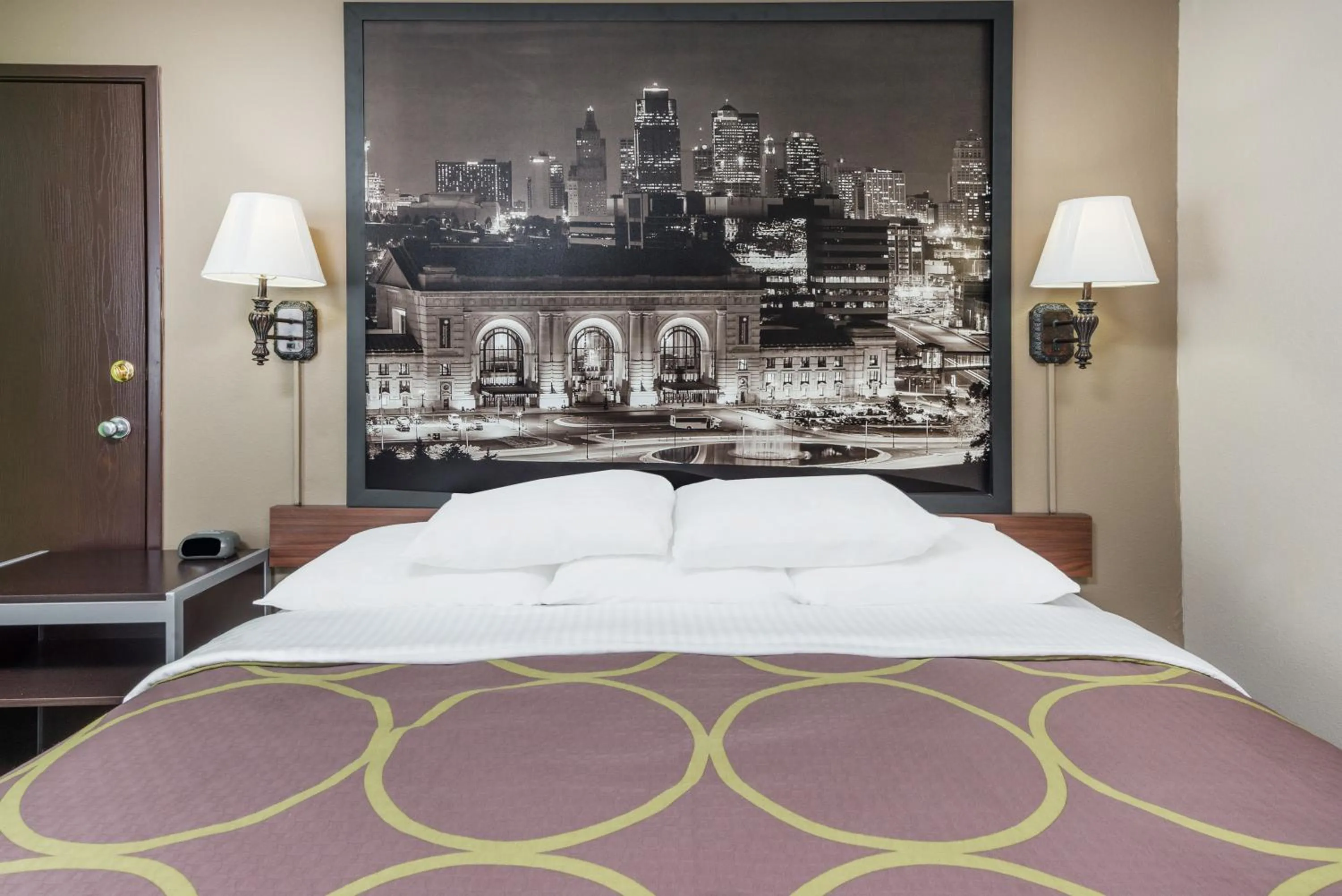 King Room - Disability Access/Non-Smoking in Super 8 by Wyndham Warrensburg