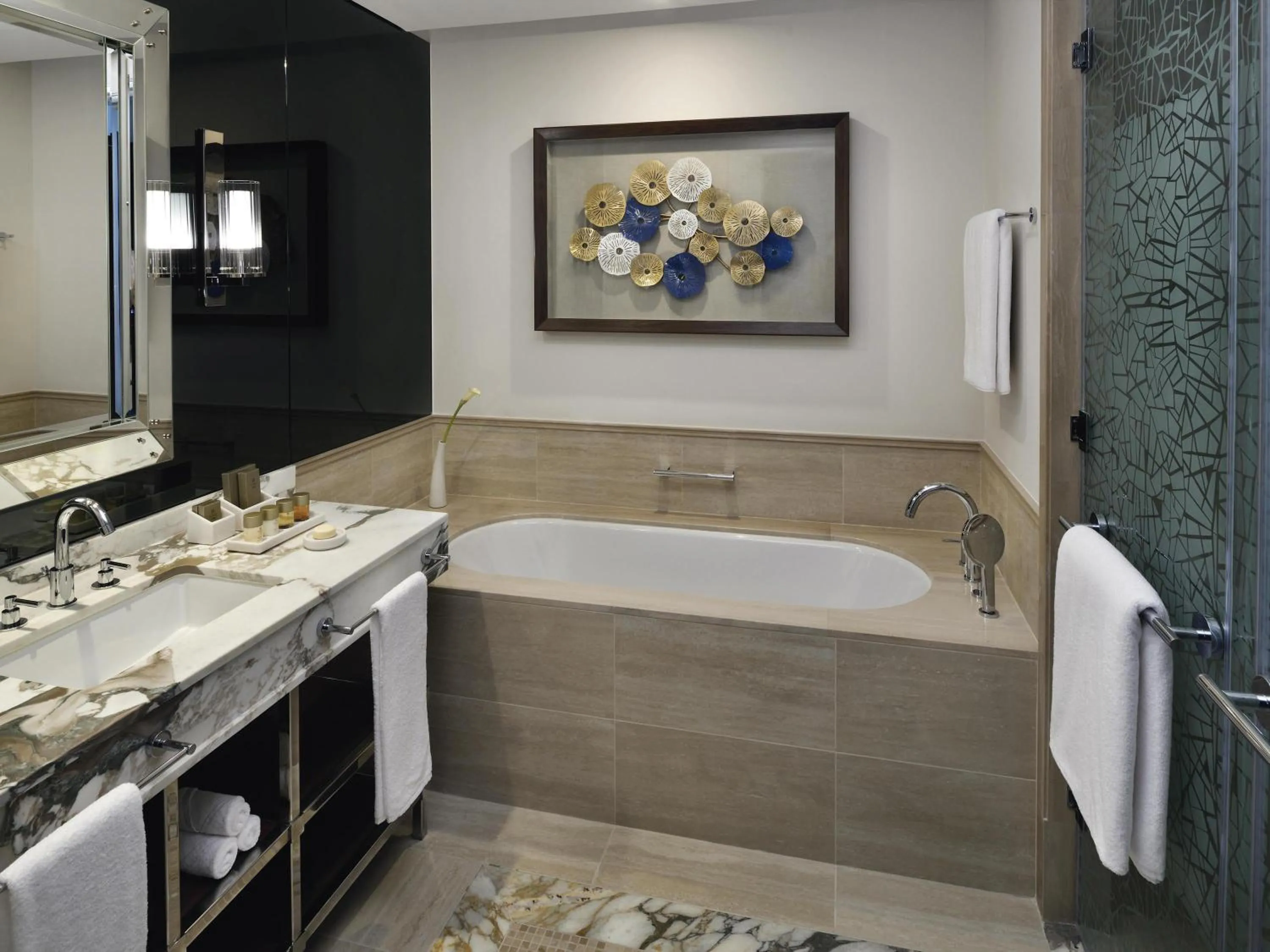 Executive Twin Room with Lounge Access, Breakfast, Evening drinks and Canapés in Grand Plaza Mövenpick Media City