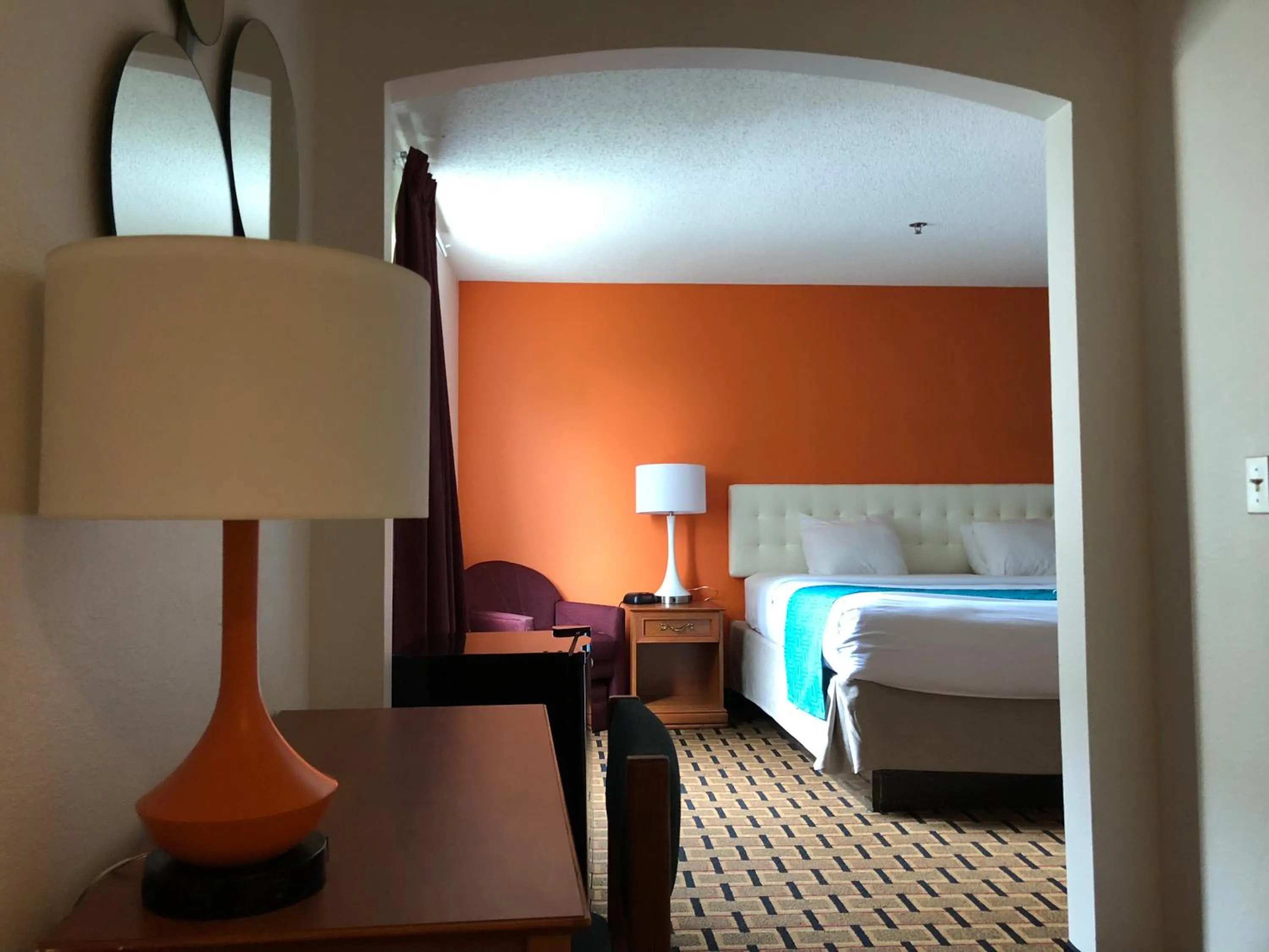 King Suite- Non-Smoking in Howard Johnson by Wyndham Airport