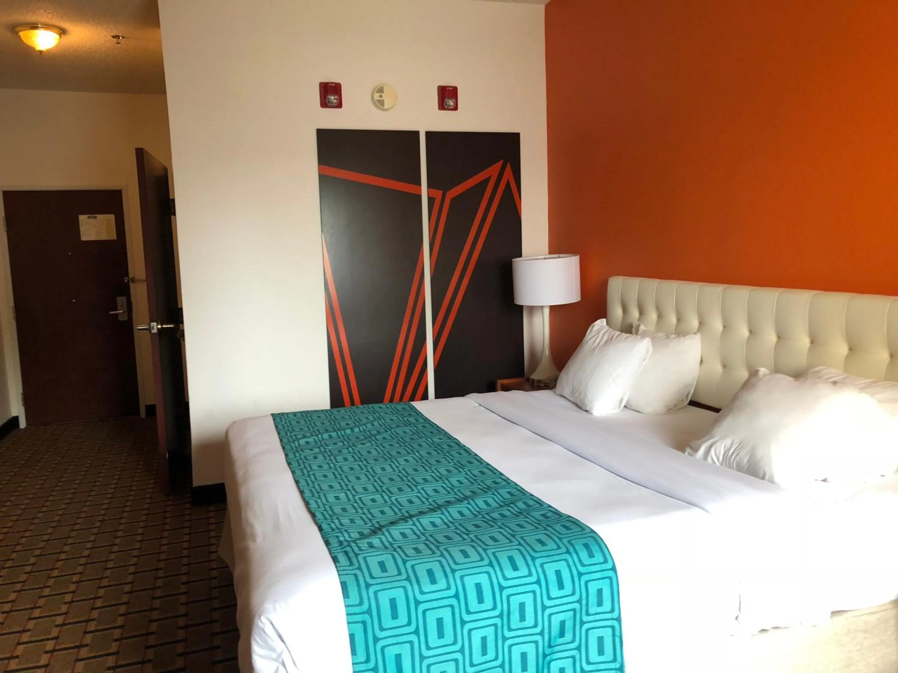 King Room - Disability Access/Non-Smoking in Howard Johnson by Wyndham Airport