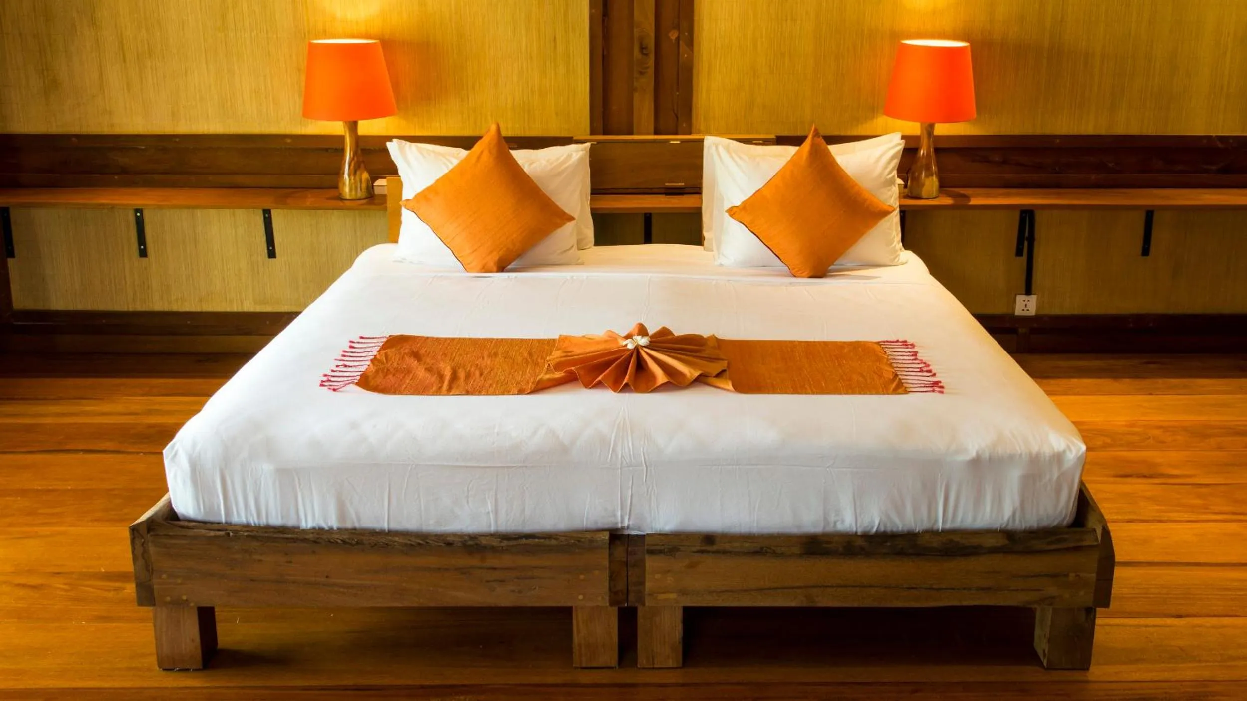 Grand Lotus Double - Twin on request in Maisons Wat Kor