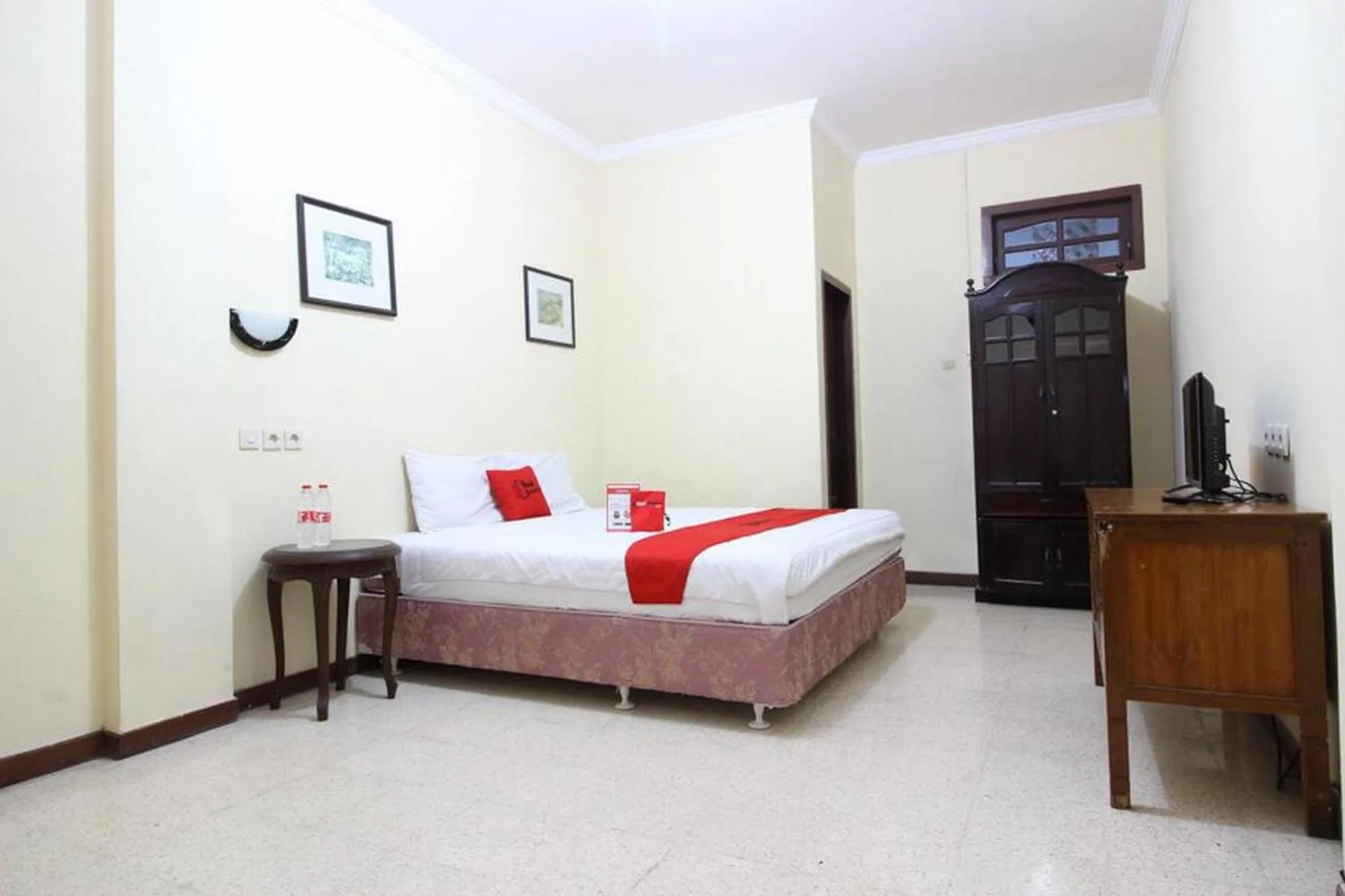 Double Room in RedDoorz @ Mantrijeron 2