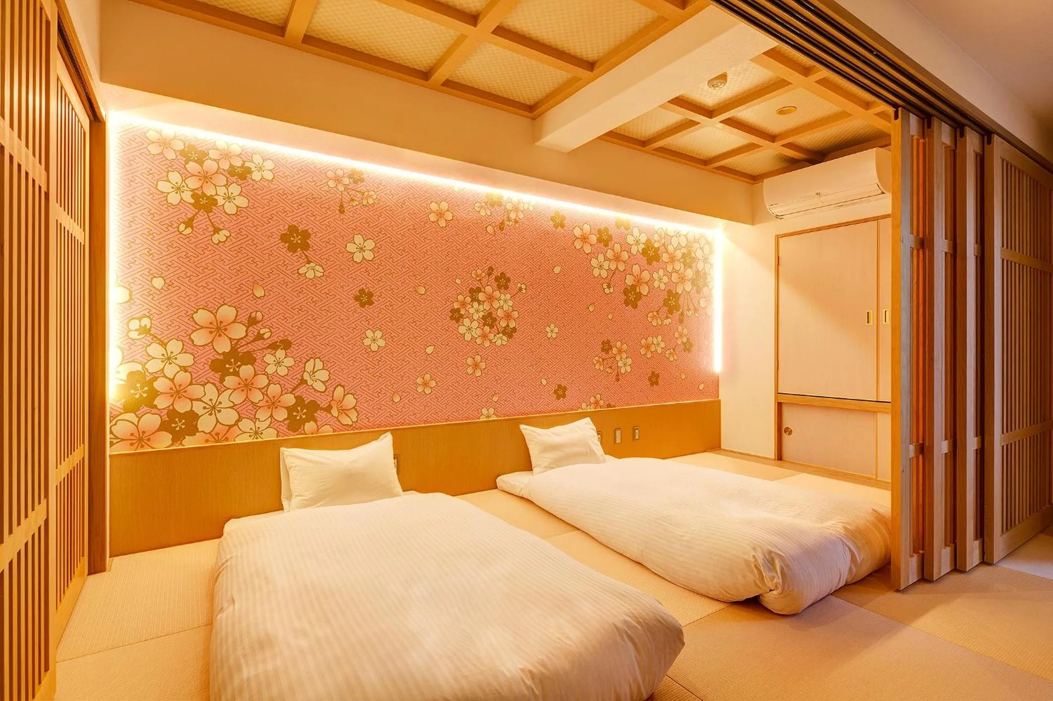 Japanese-Style Quadruple Room with Karaoke in Hotel Sanrriott Kitahama