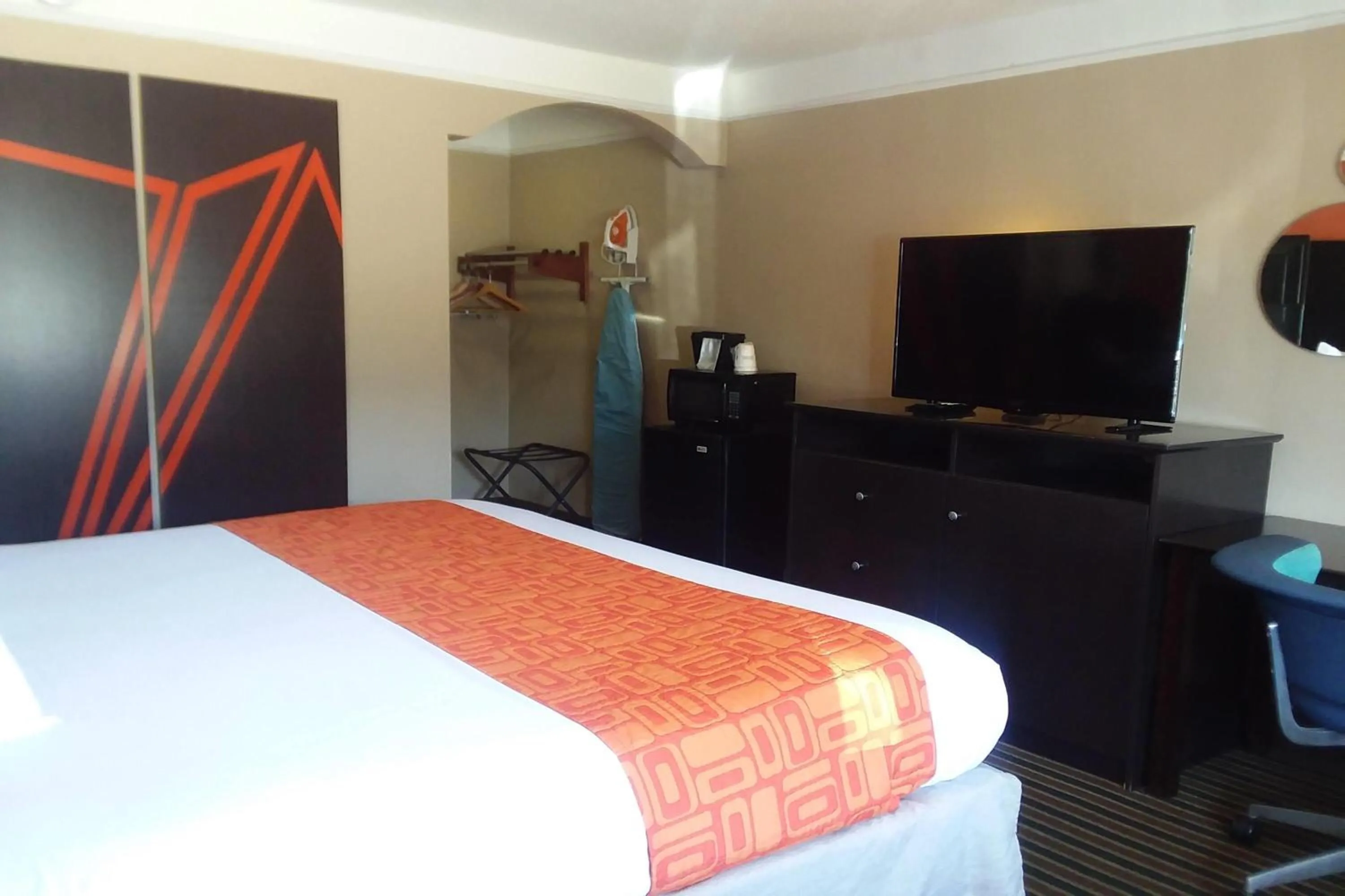 King Room- Non-Smoking in Howard Johnson by Wyndham Historic Lake Charles