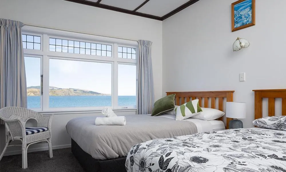Twin Room with Shared Bathroom - Sea Front in Moana Lodge