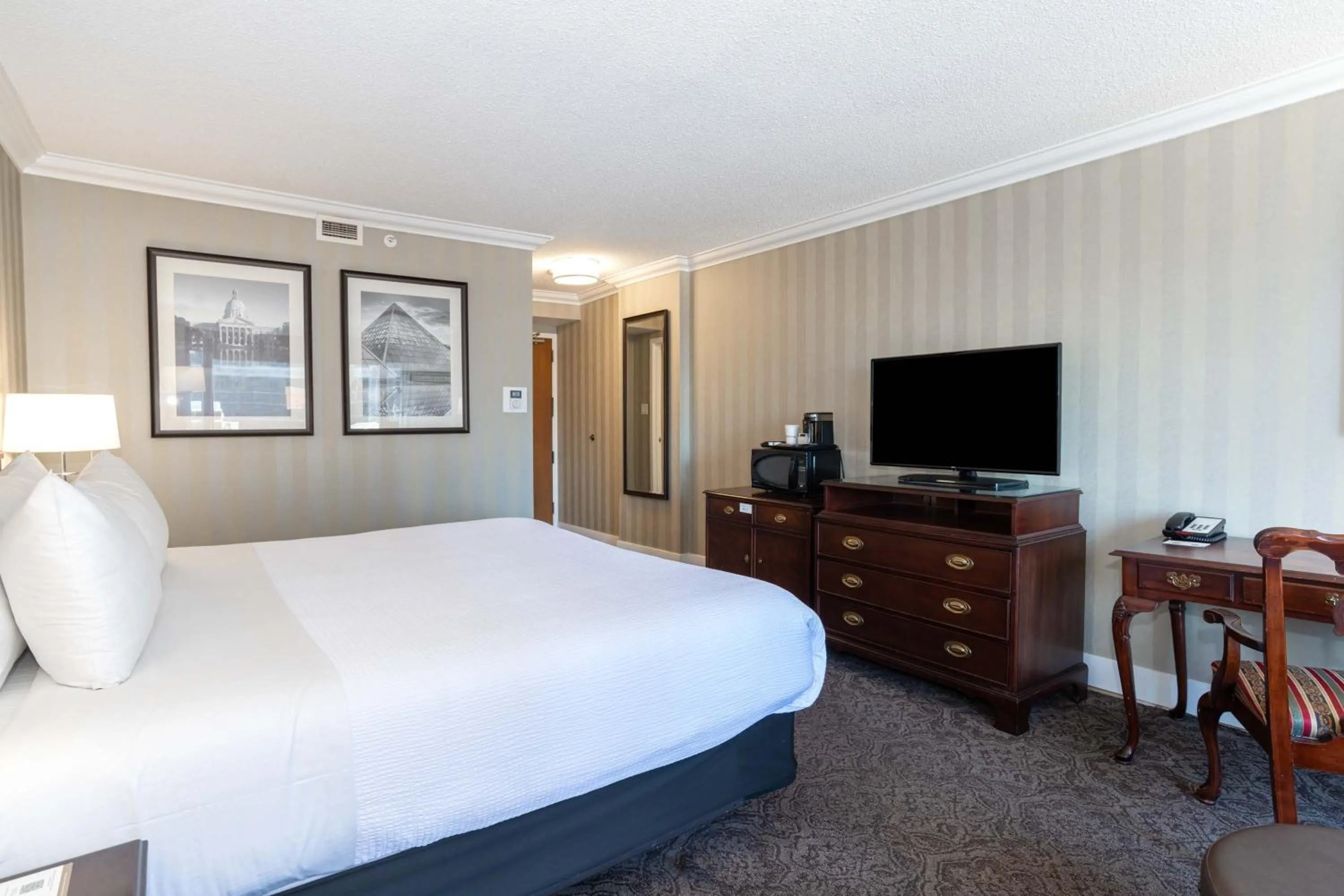 Deluxe Room, 1 King Bed, Middle Floors in Sandman Signature Edmonton Downtown Hotel