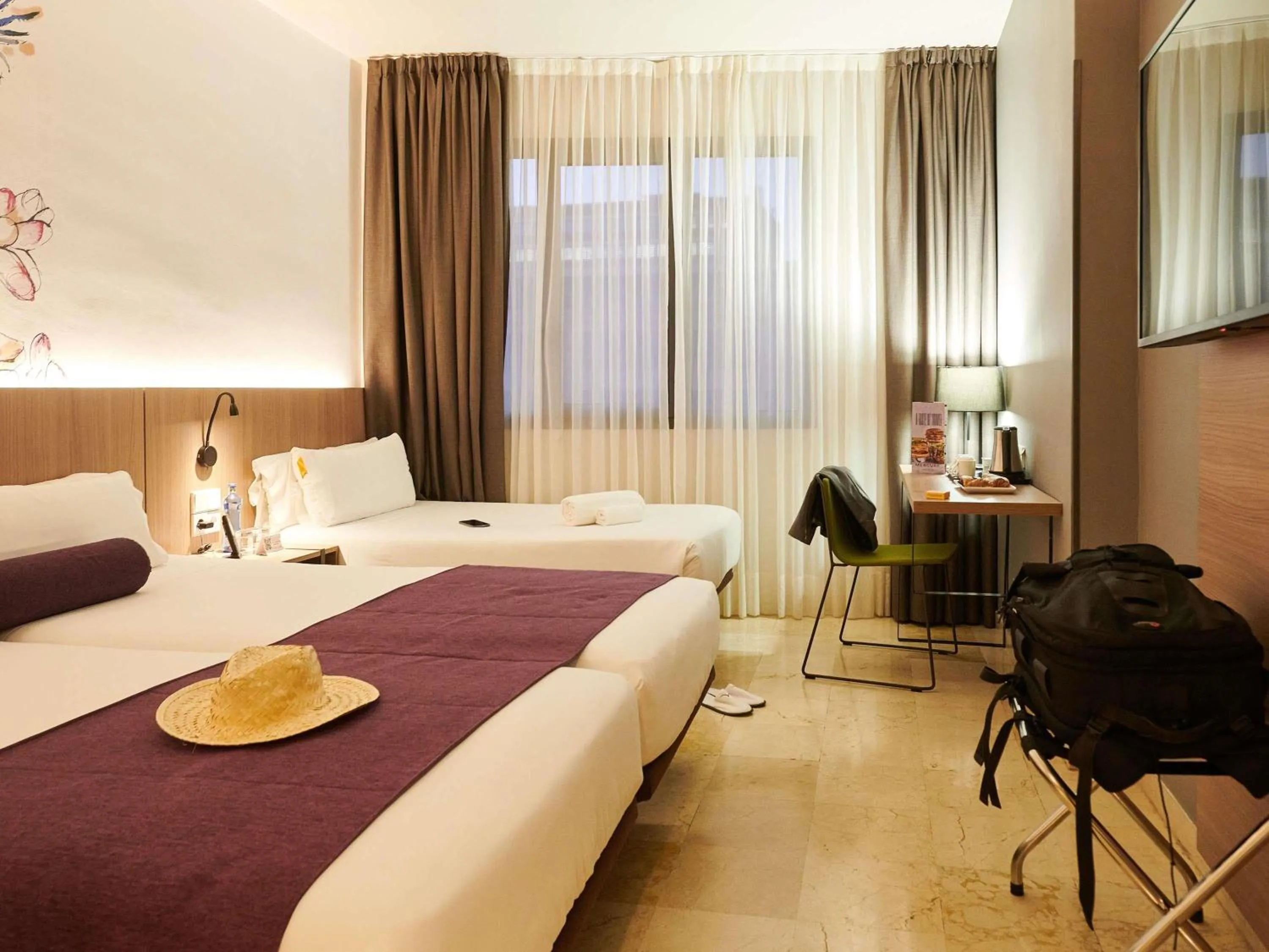 Standard Room With Three Single Beds in Mercure Barcelona Condor