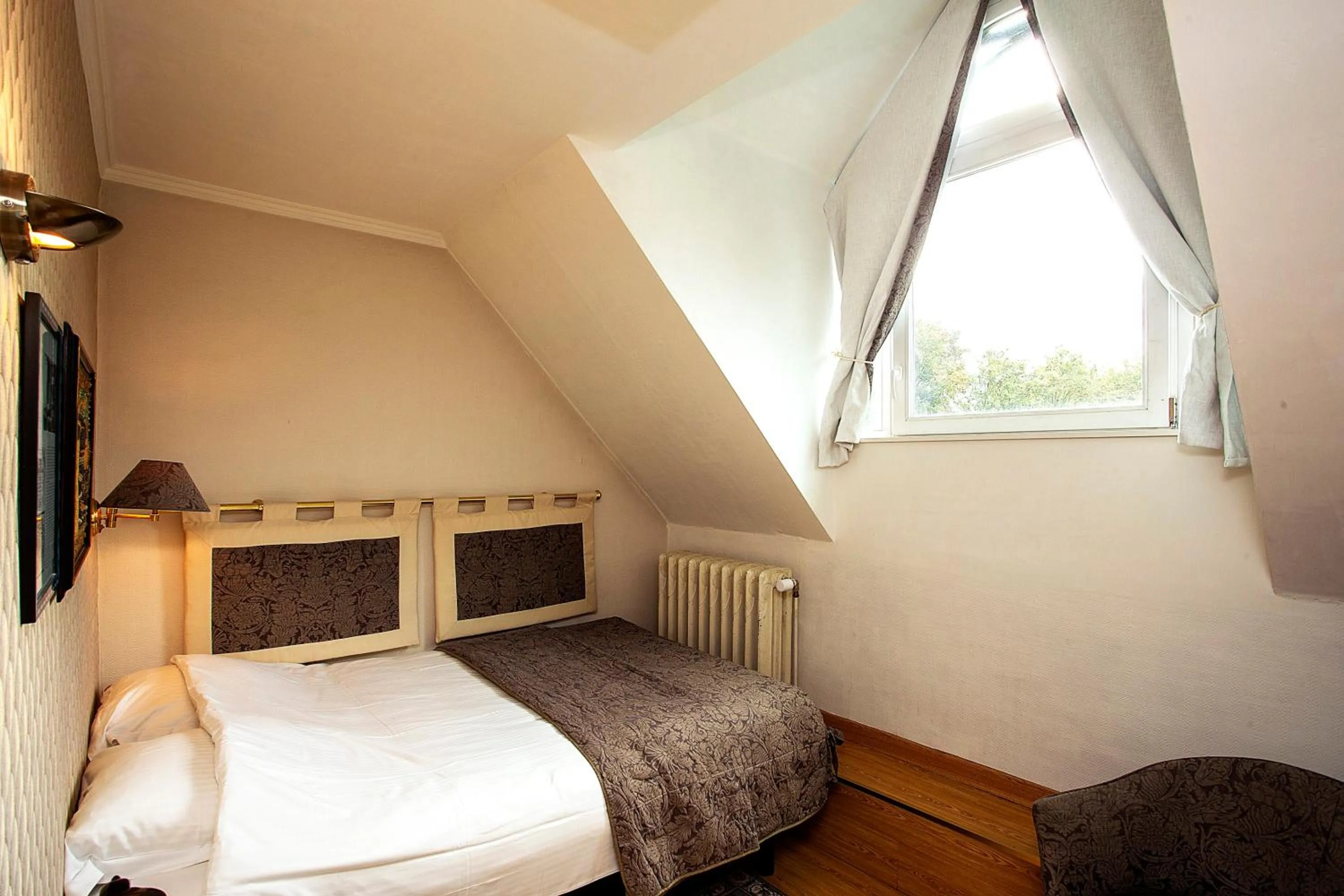 Small Single Room in Boutique hotel Shamon