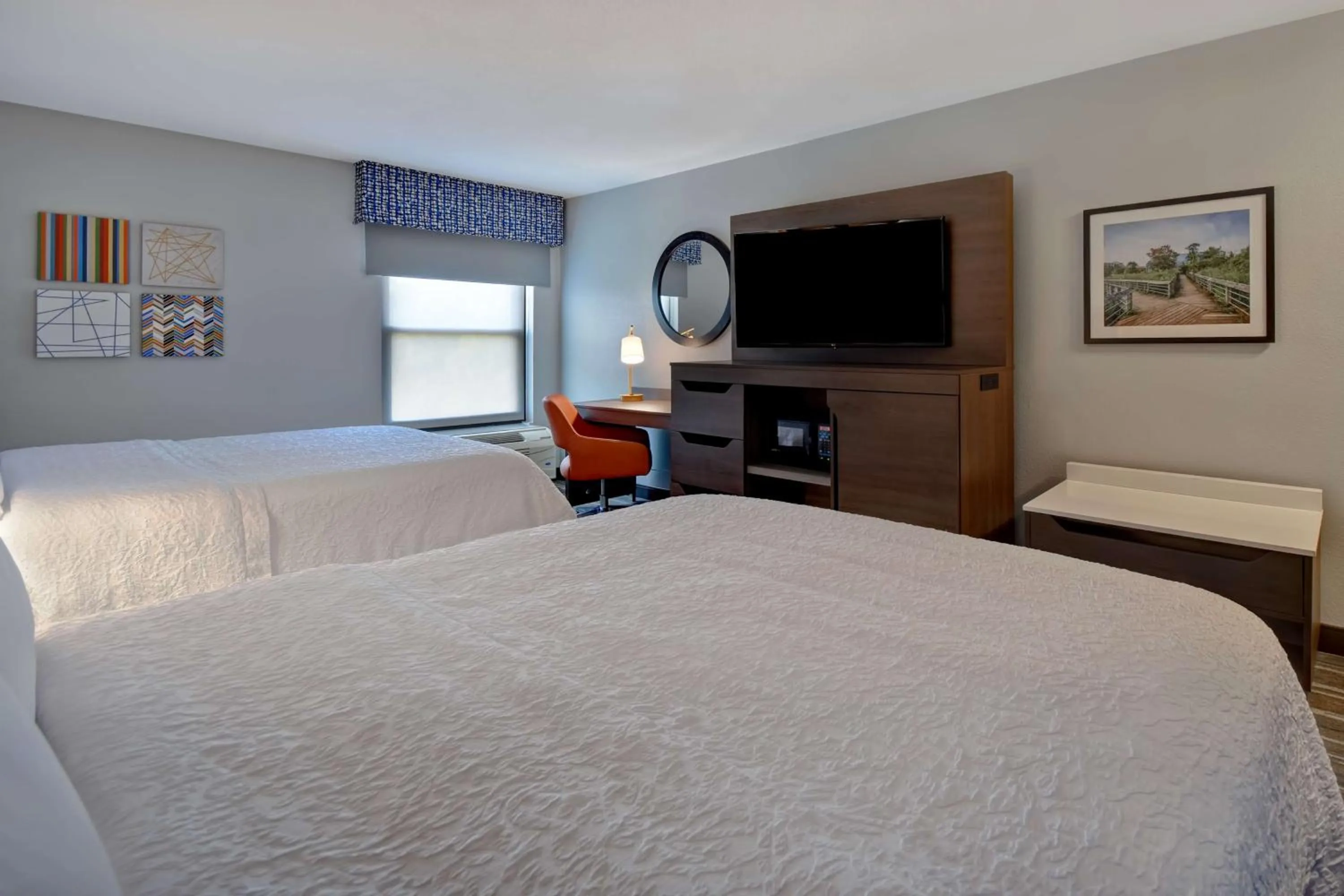 Queen Room with Two Queen Beds - Mobility and Hearing Access/Non-Smoking in Hampton Inn Potomac Mills Woodbridge