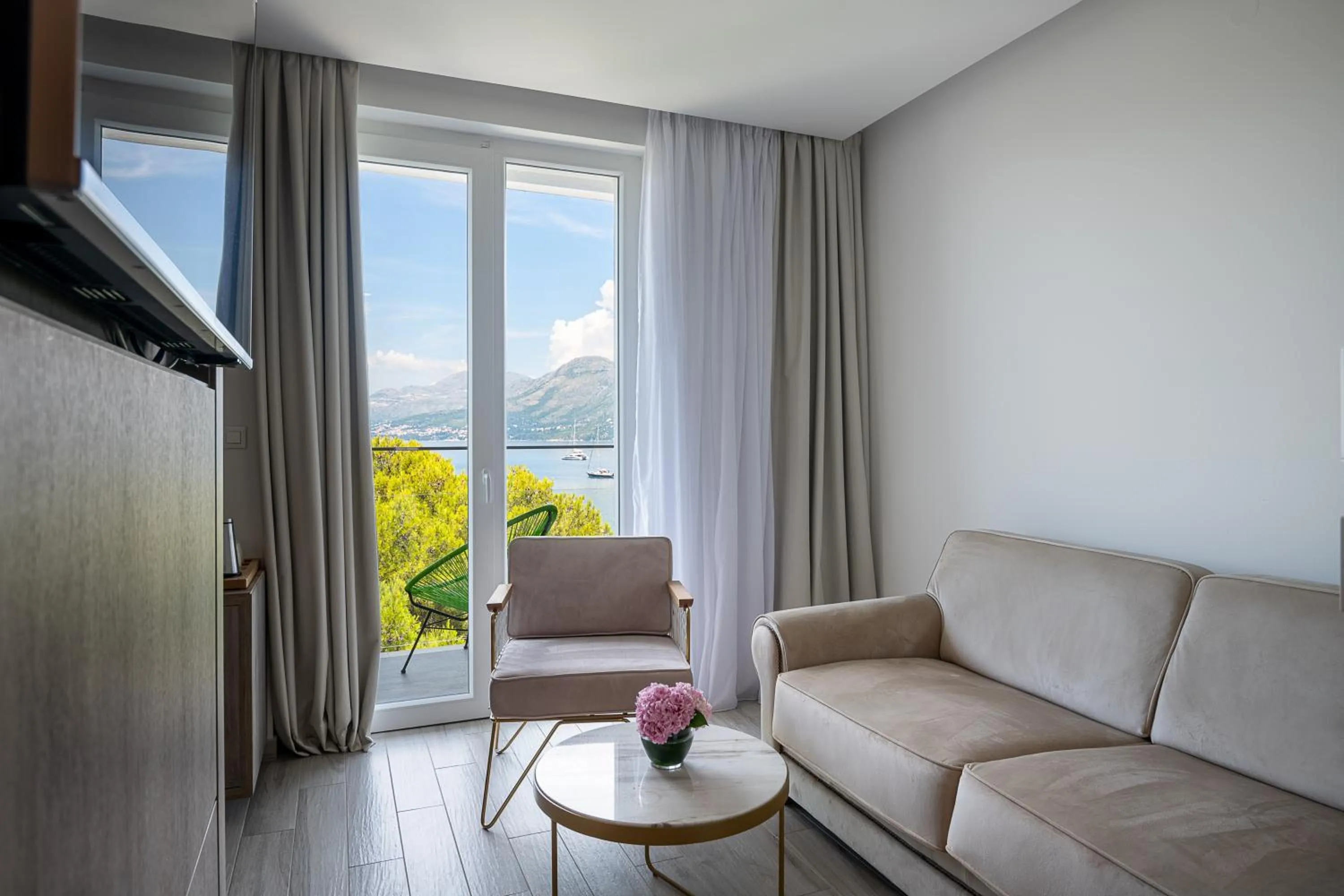 Executive Suite with Balcony and Sea View in Hotel Cavtat
