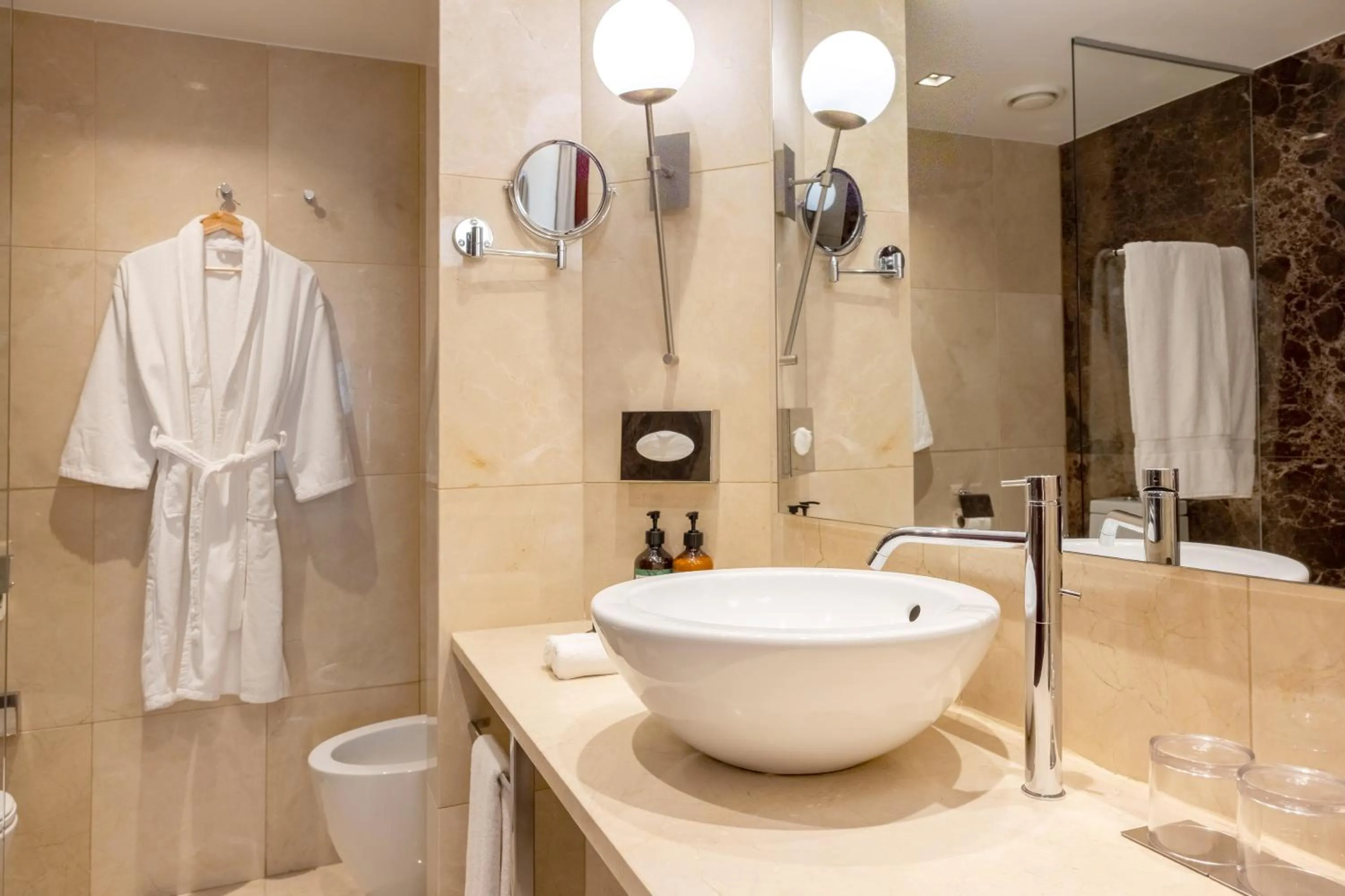 Junior Twin Suite - High Floor in Crowne Plaza Porto by IHG