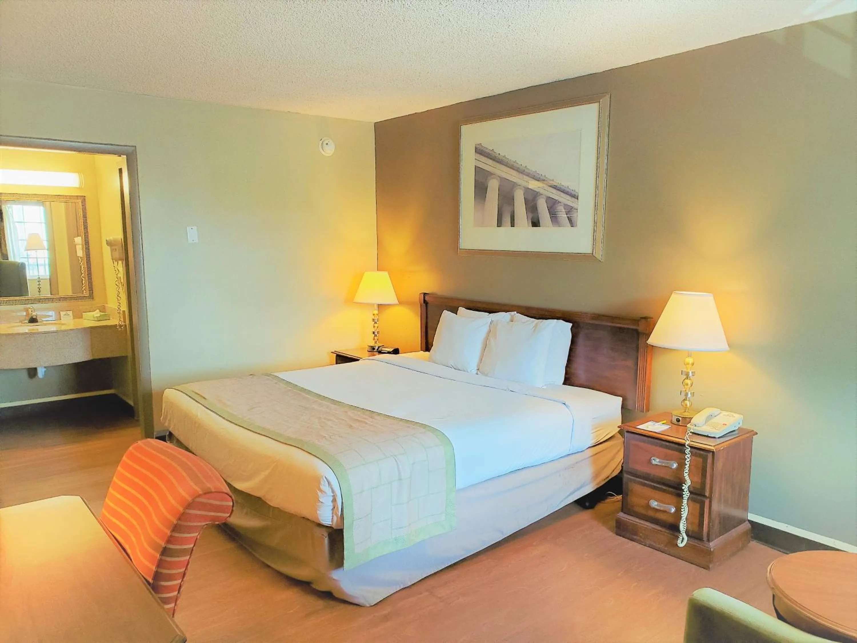 Deluxe King Room - Non-Smoking in Days Inn by Wyndham Towson