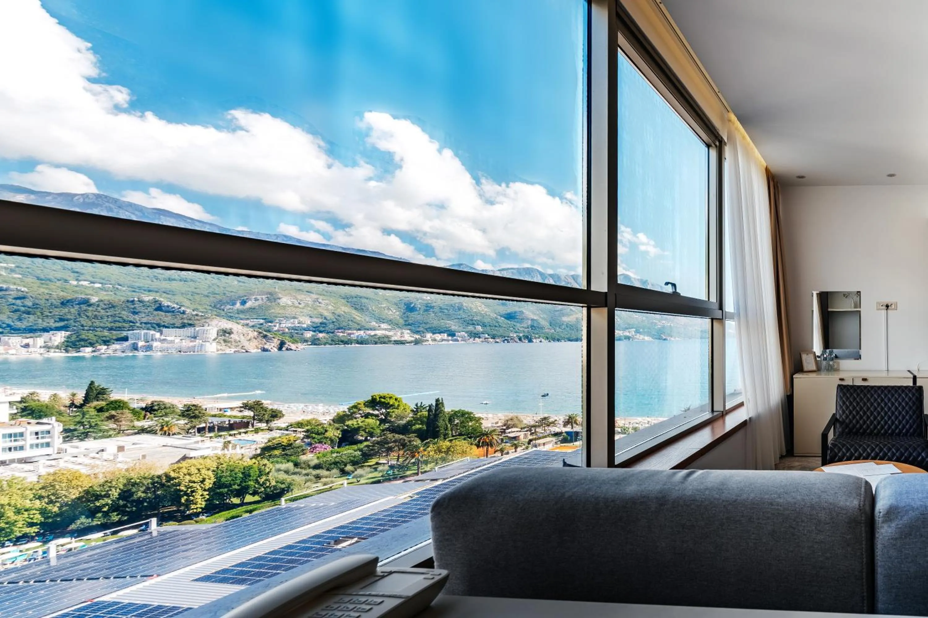 Deluxe Suite with Sea View in Hotel Harmonia by Dukley