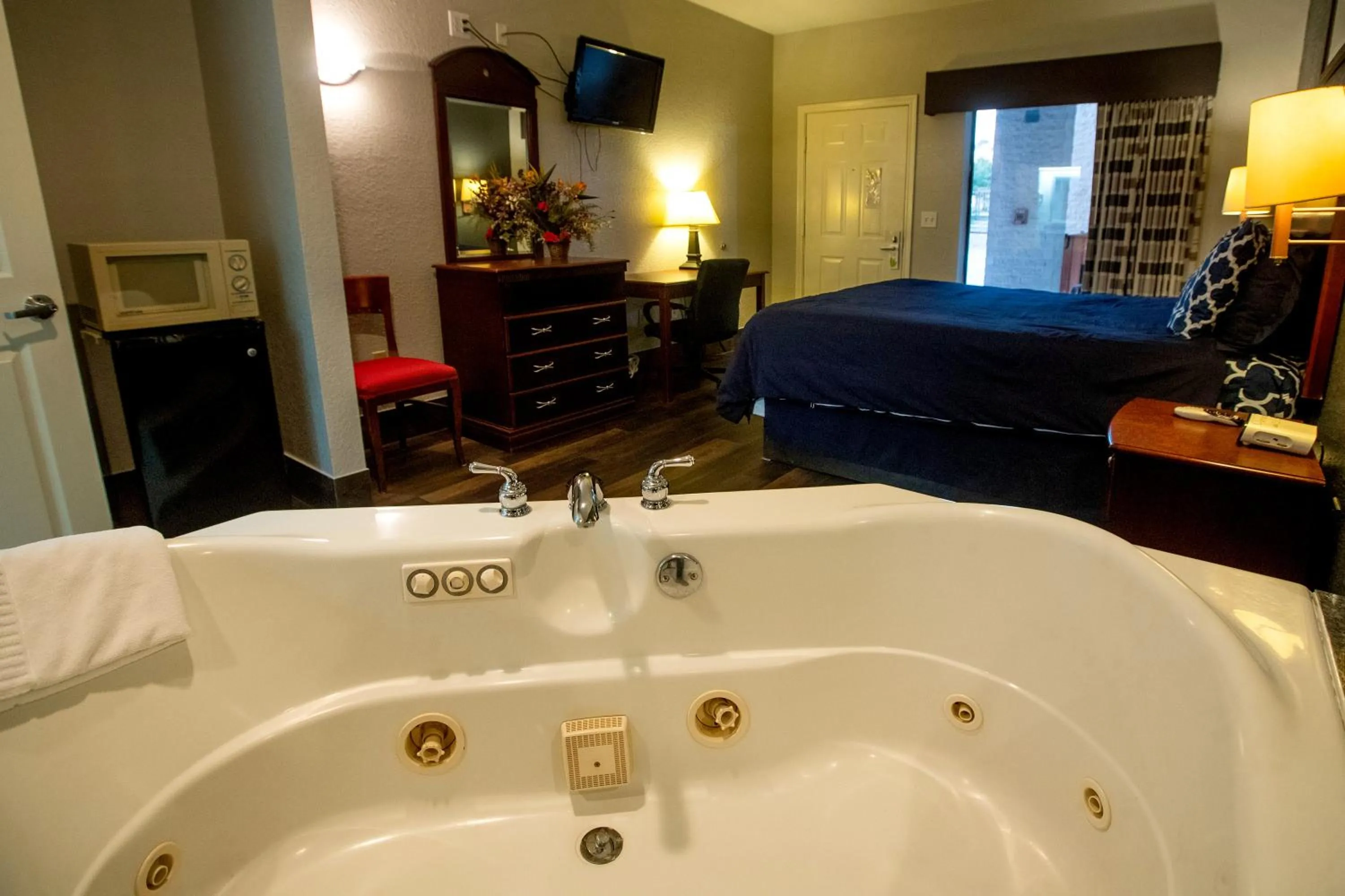 King Suite with Spa Bath in Magnolia Inn and Suites