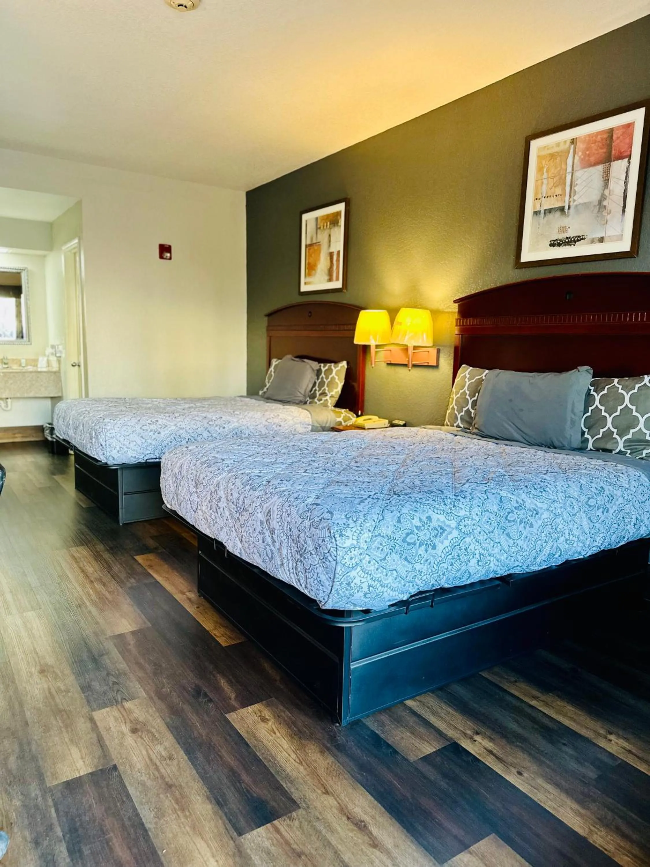 Queen Room with Two Queen Beds in Magnolia Inn and Suites