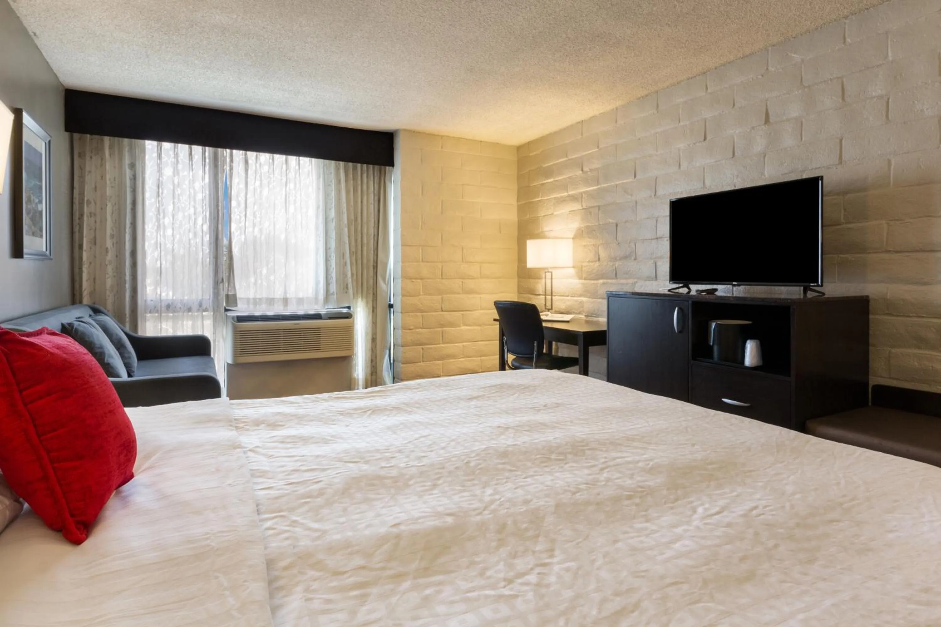 King Room with Balcony in Red Lion Hotel Monterey