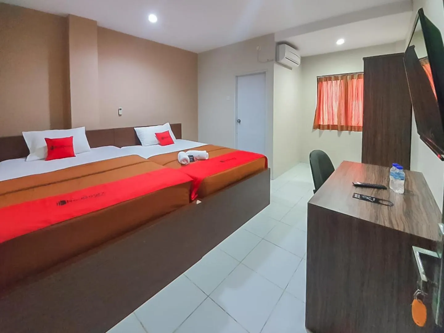 Twin Room in RedDoorz Plus at Pelita Guest House Balikpapan