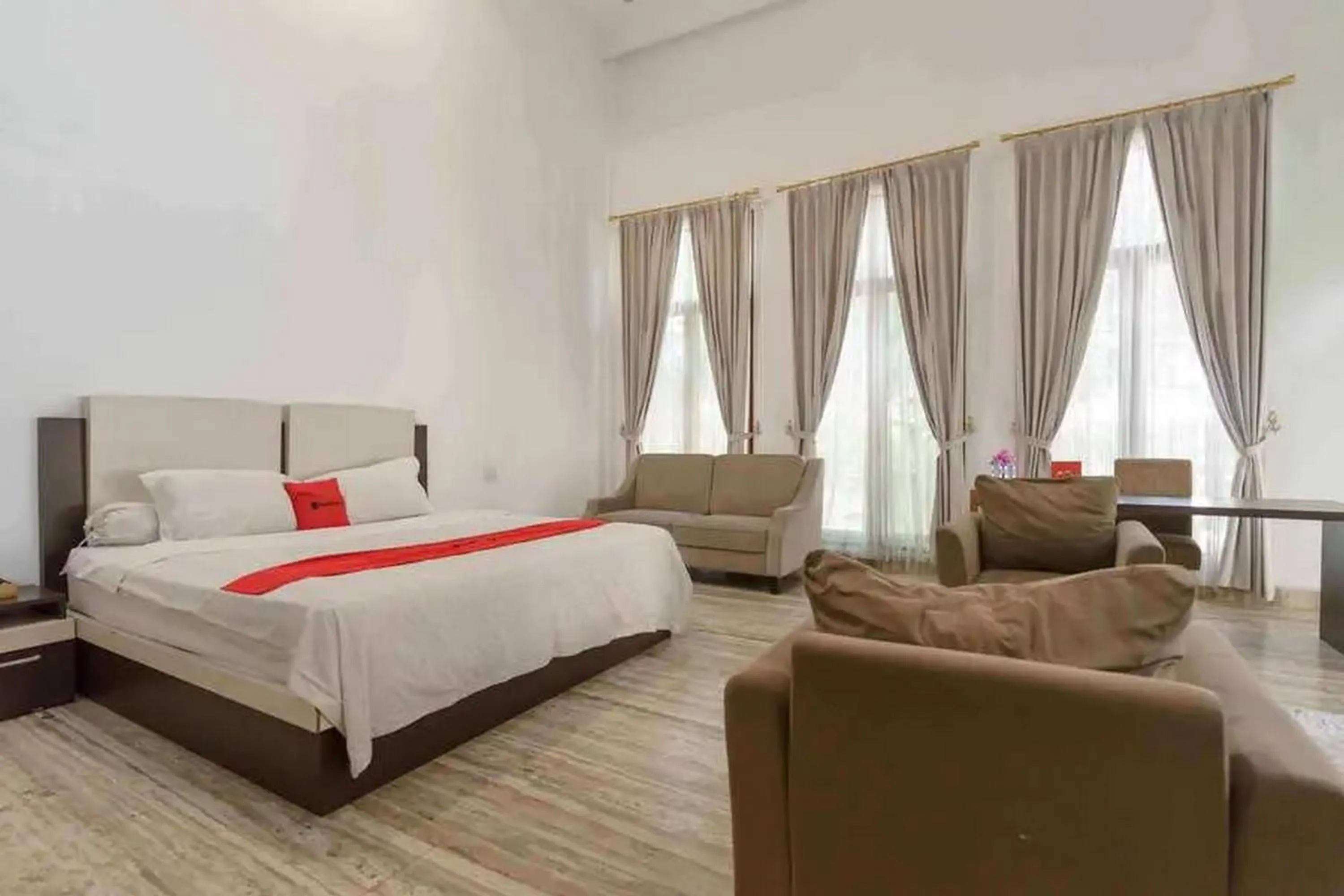 Suite in RedDoorz Premium near Stasiun Lenteng Agung