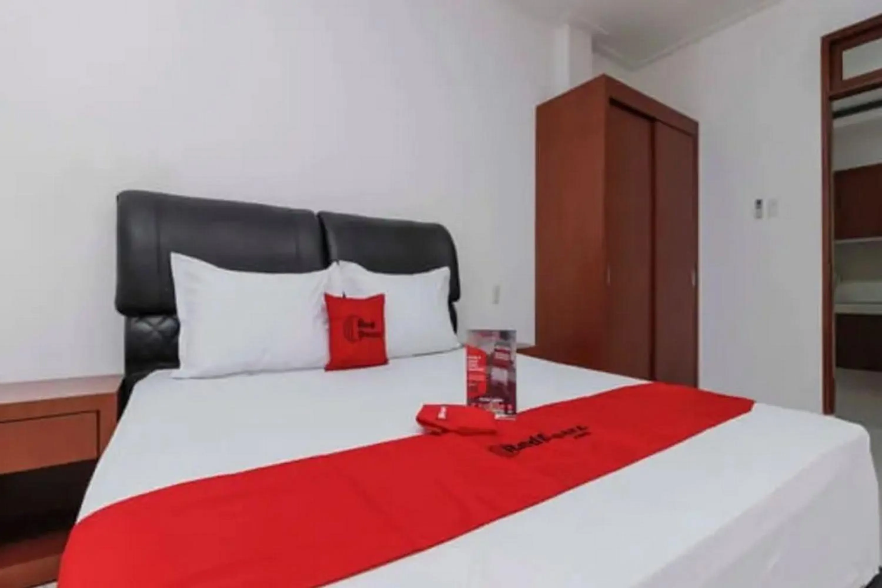 Double Room in RedDoorz Premium near Stasiun Lenteng Agung