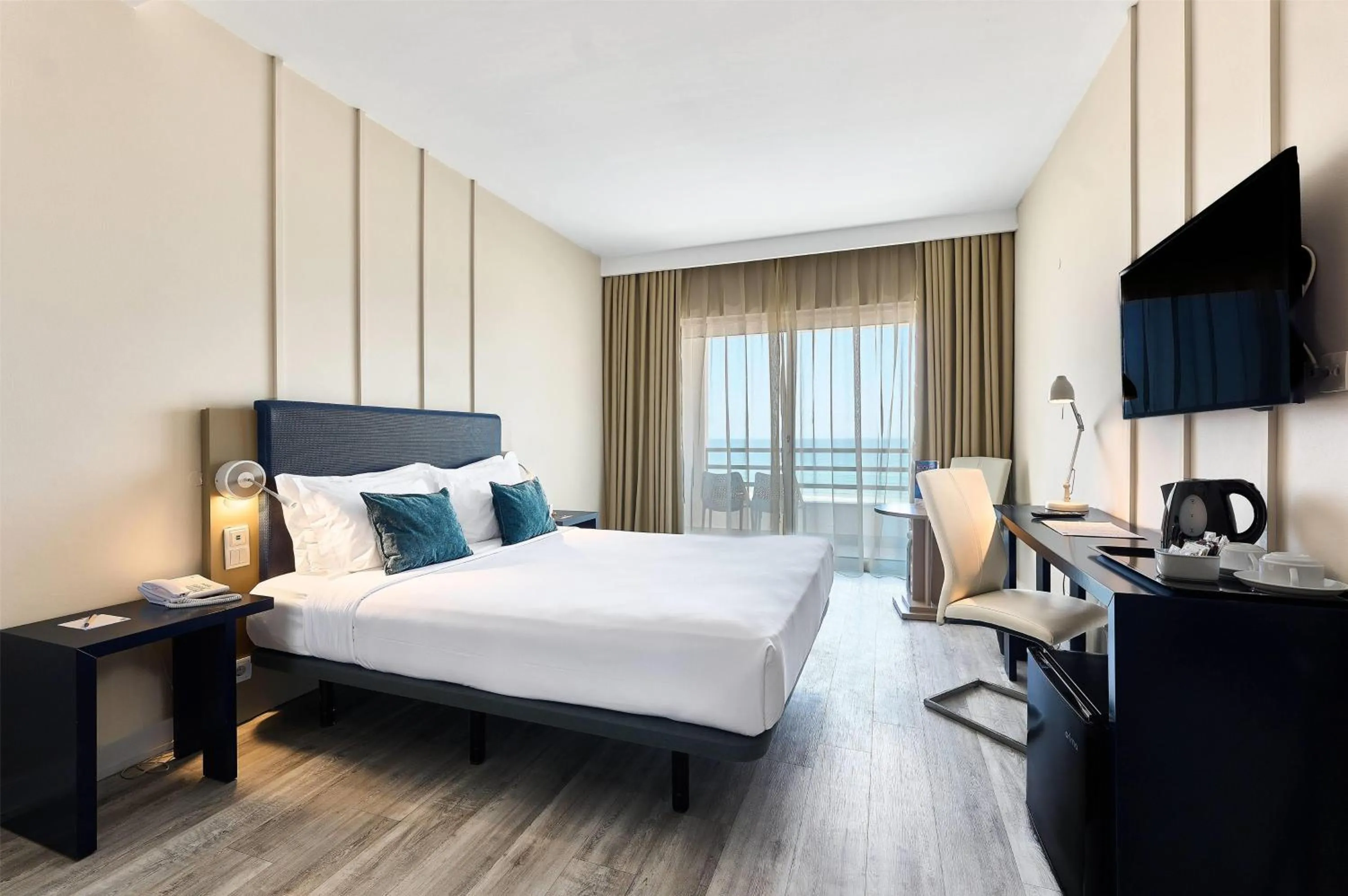 1 Double Bed, Premium Ocean Front, Non-Smoking in TRYP by Wyndham Lisboa Caparica Mar