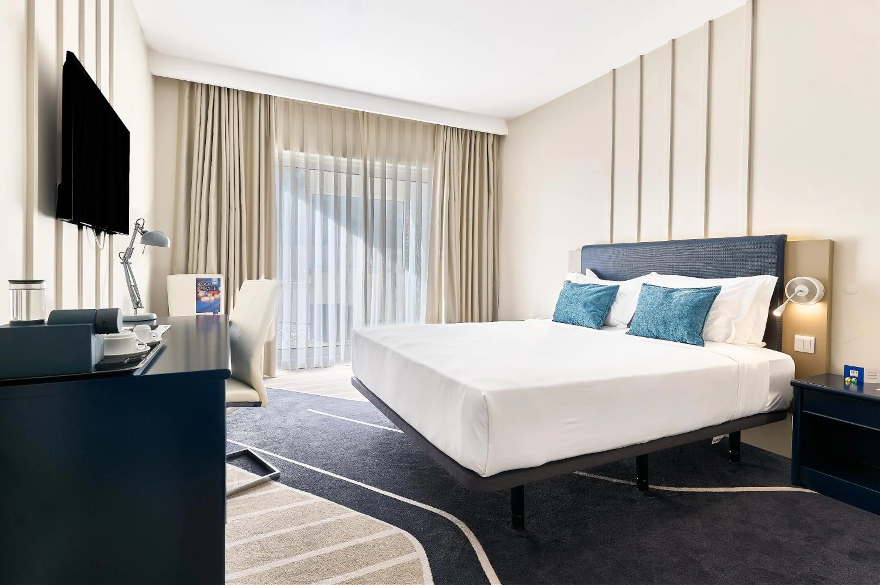 1 Double Bed, Premium Ocean View Junior Suite, Non-Smoking in TRYP by Wyndham Lisboa Caparica Mar