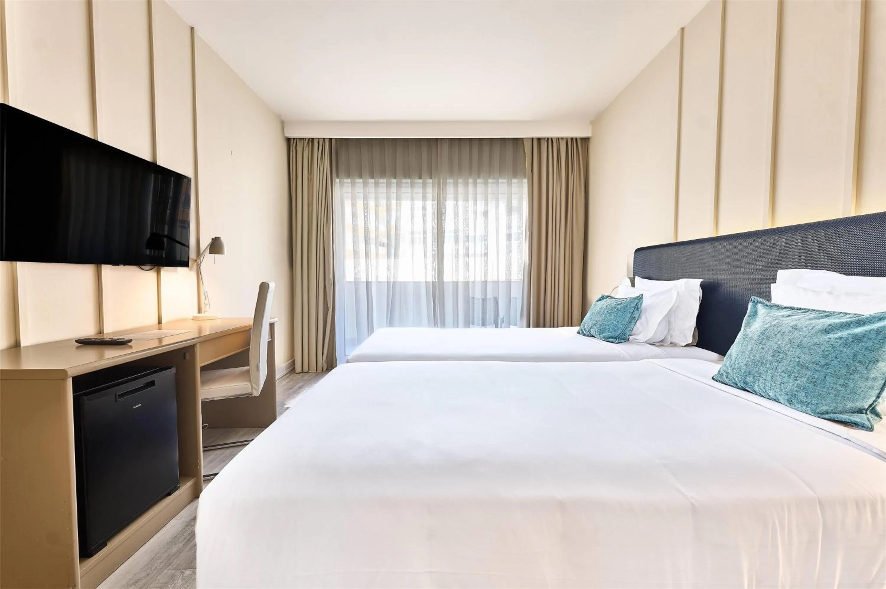 2 Twin Beds, Premium Lateral Ocean View, Non-Smoking in TRYP by Wyndham Lisboa Caparica Mar