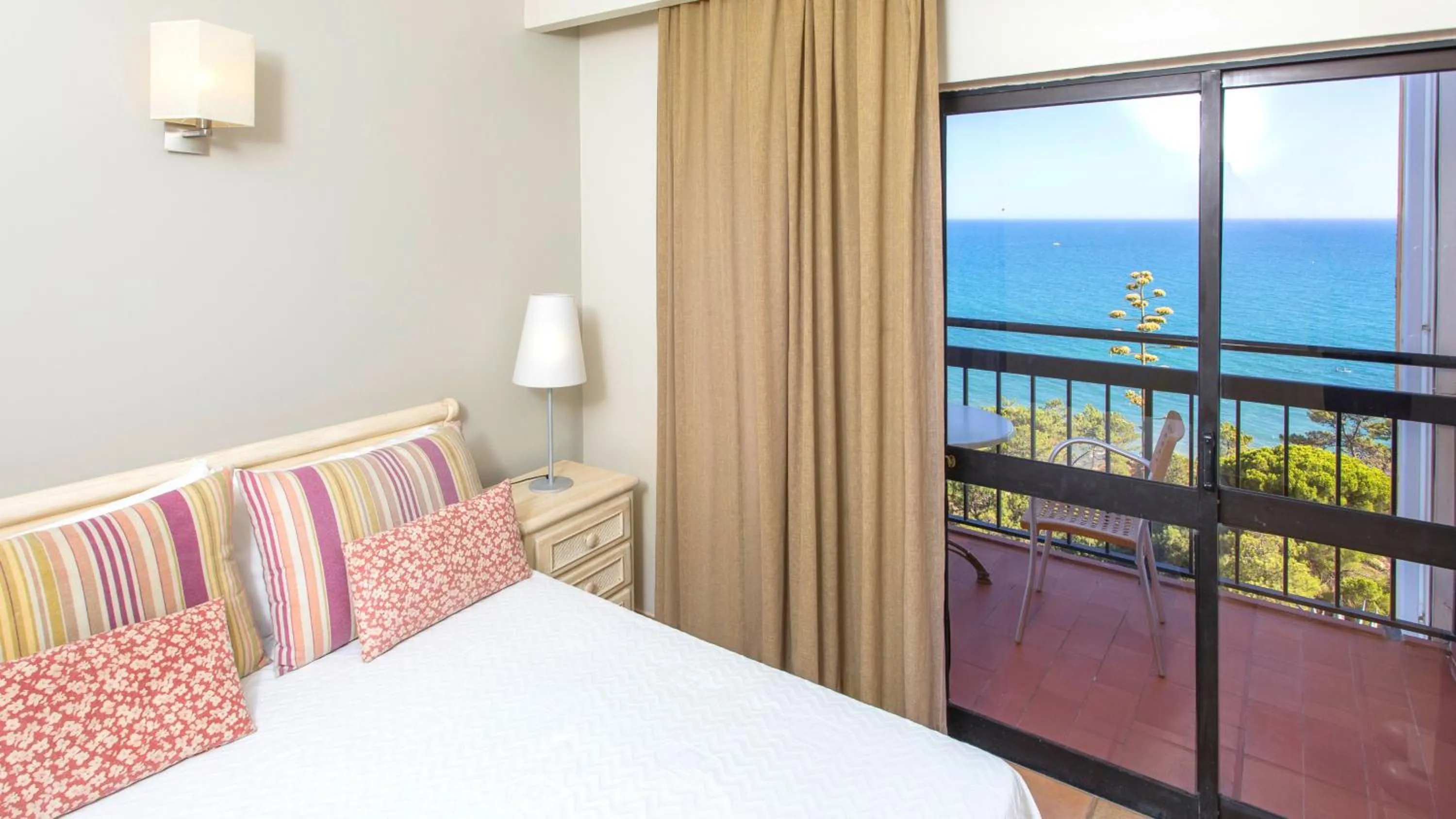 Three-Bedroom Apartment with Sea View in Alfagar Village