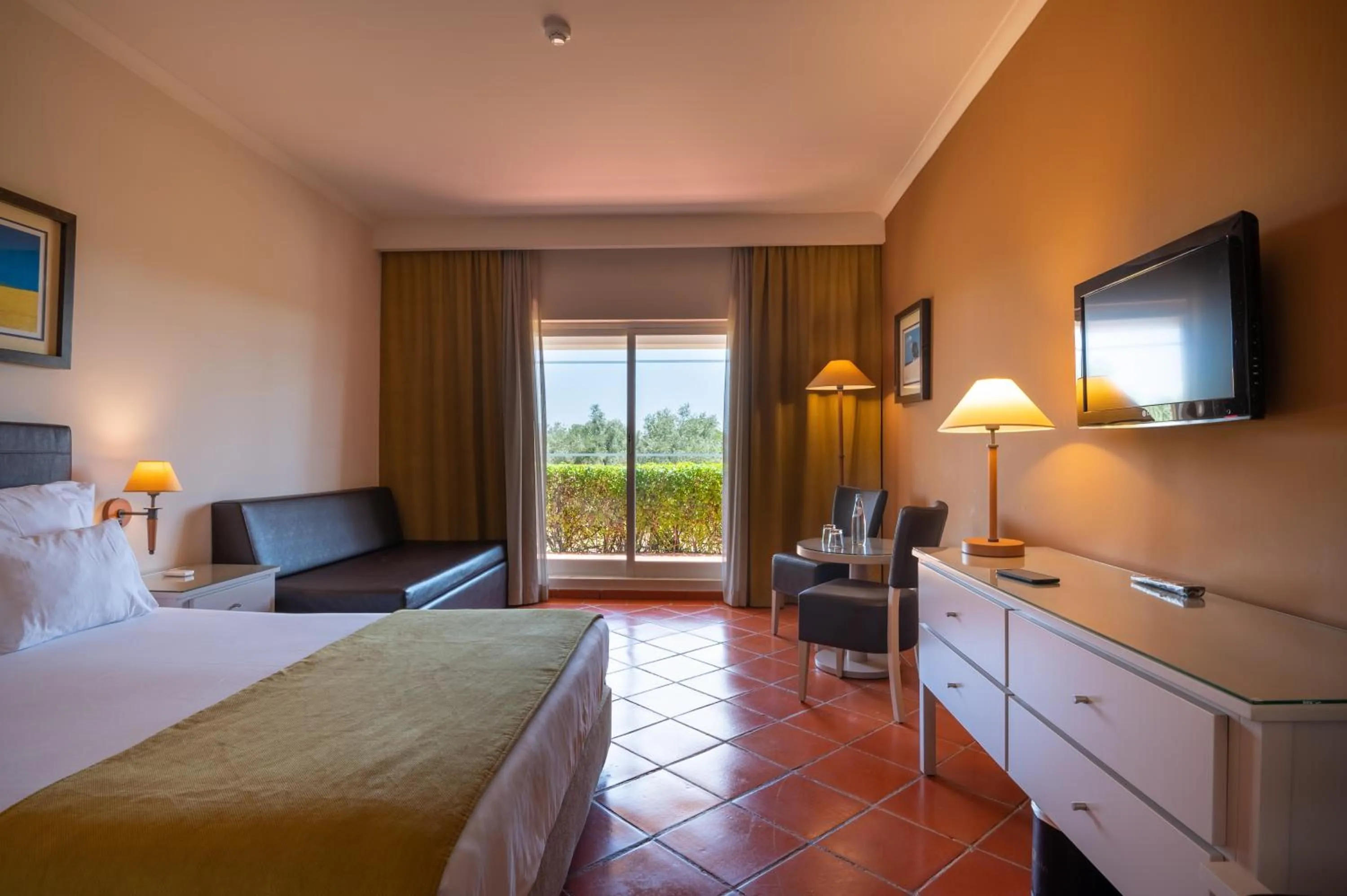 Family Room (2 Adults + 2 Children) in Vila Gale Alentejo Vineyard - Clube de Campo