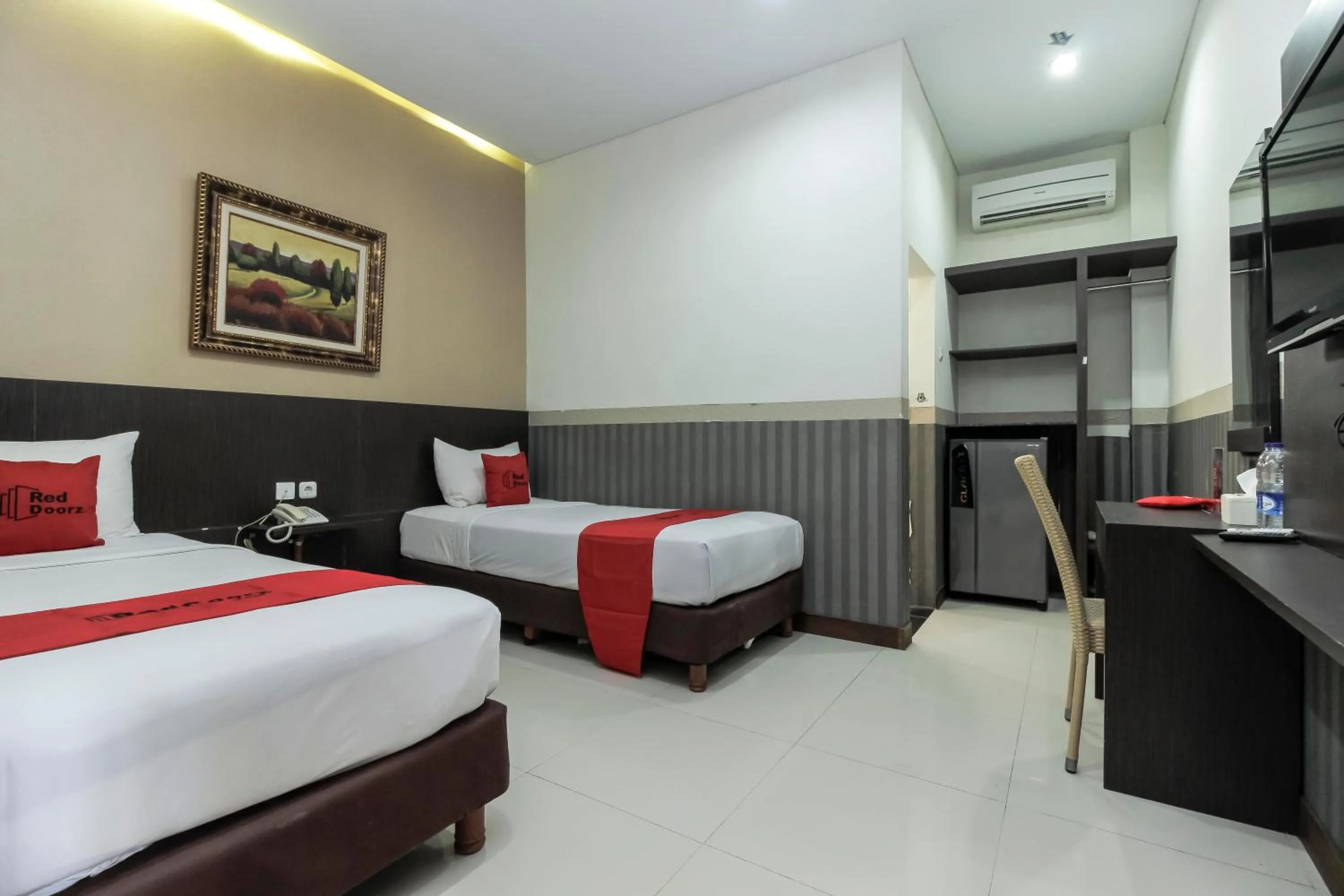 Standard Twin Room in RedDoorz Plus @ Tuparev Cirebon