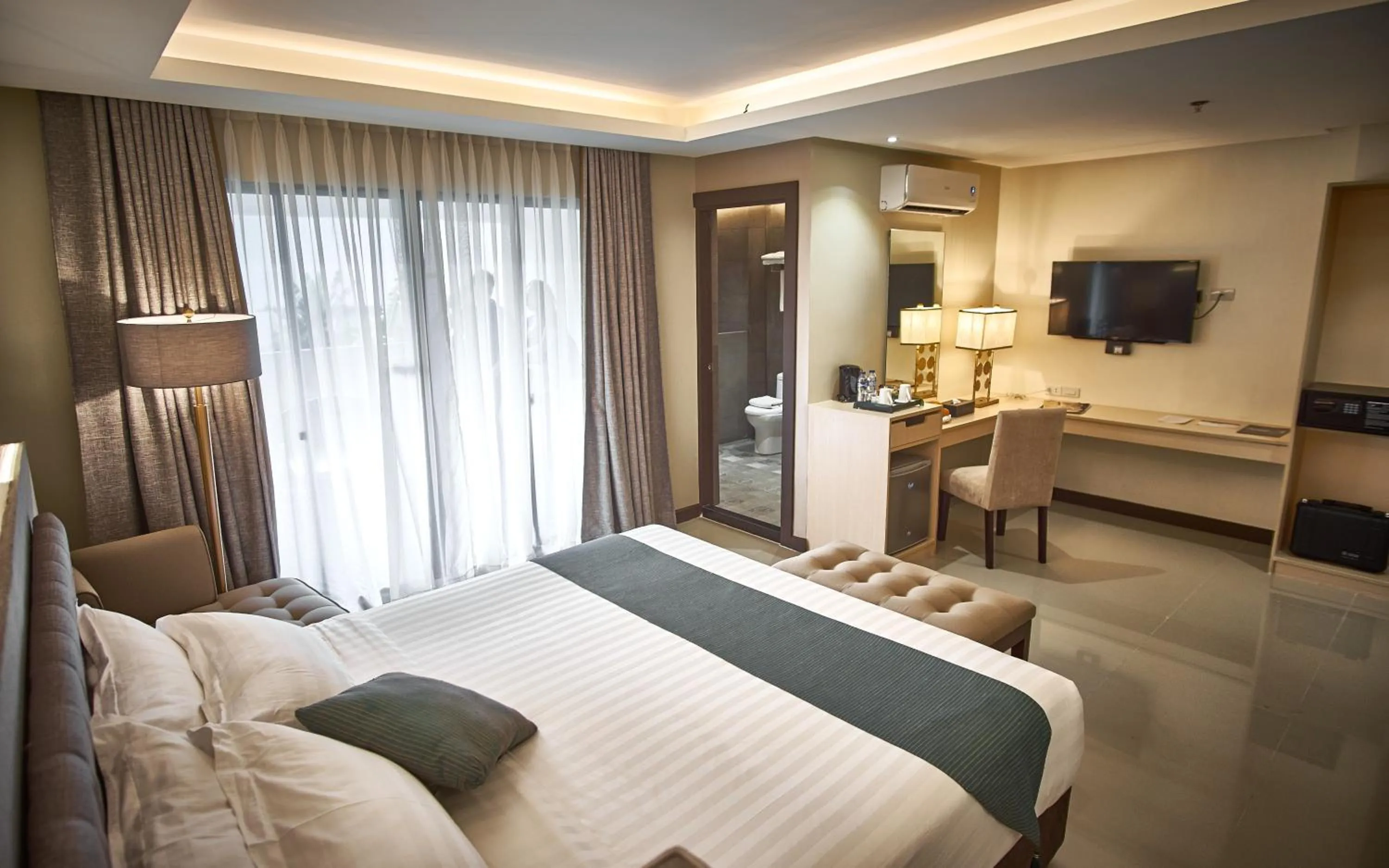 King Room with Balcony in J7 Hotel