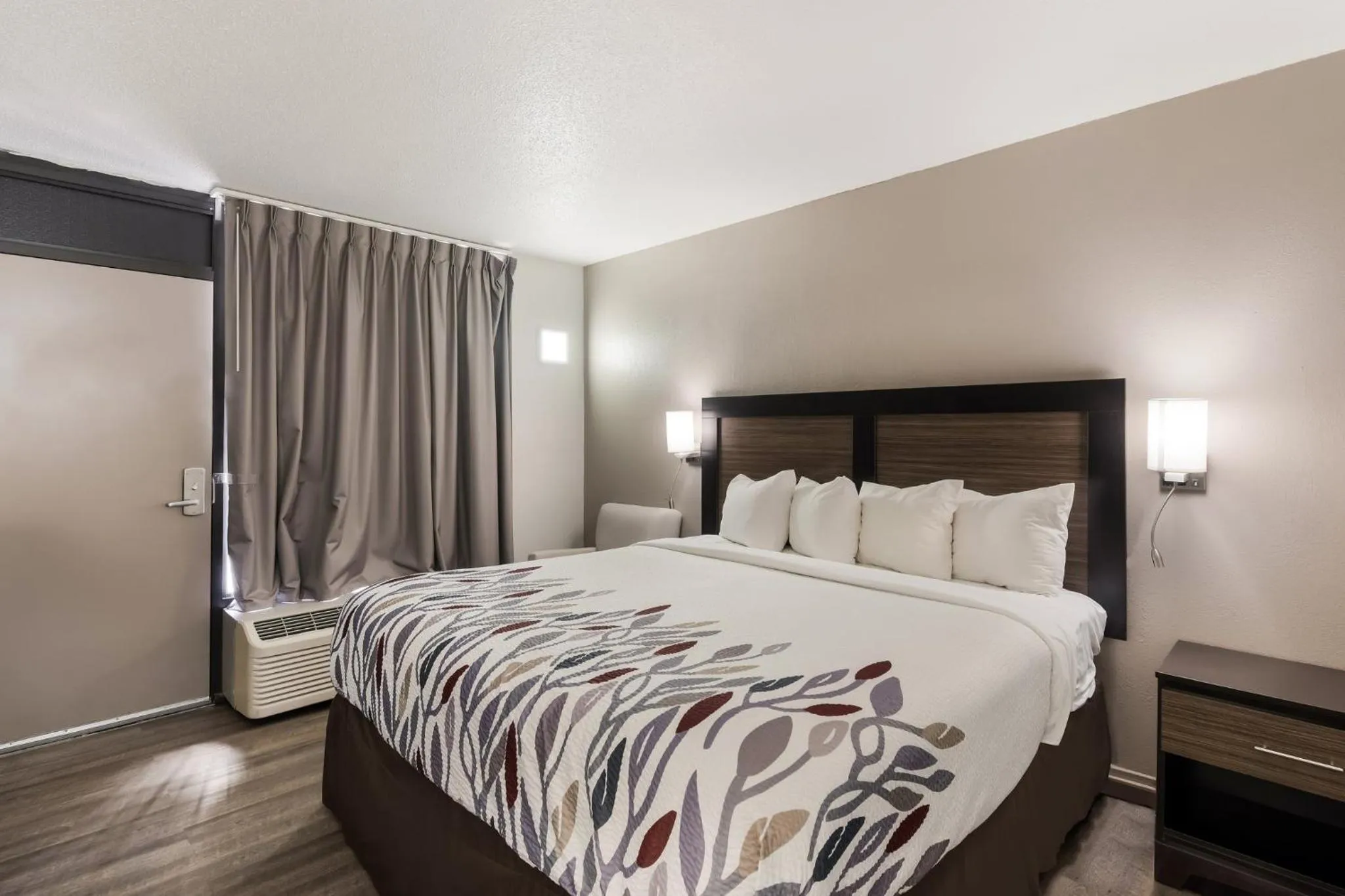 Deluxe King Room Non-Smoking in Red Roof Inn Lenoir