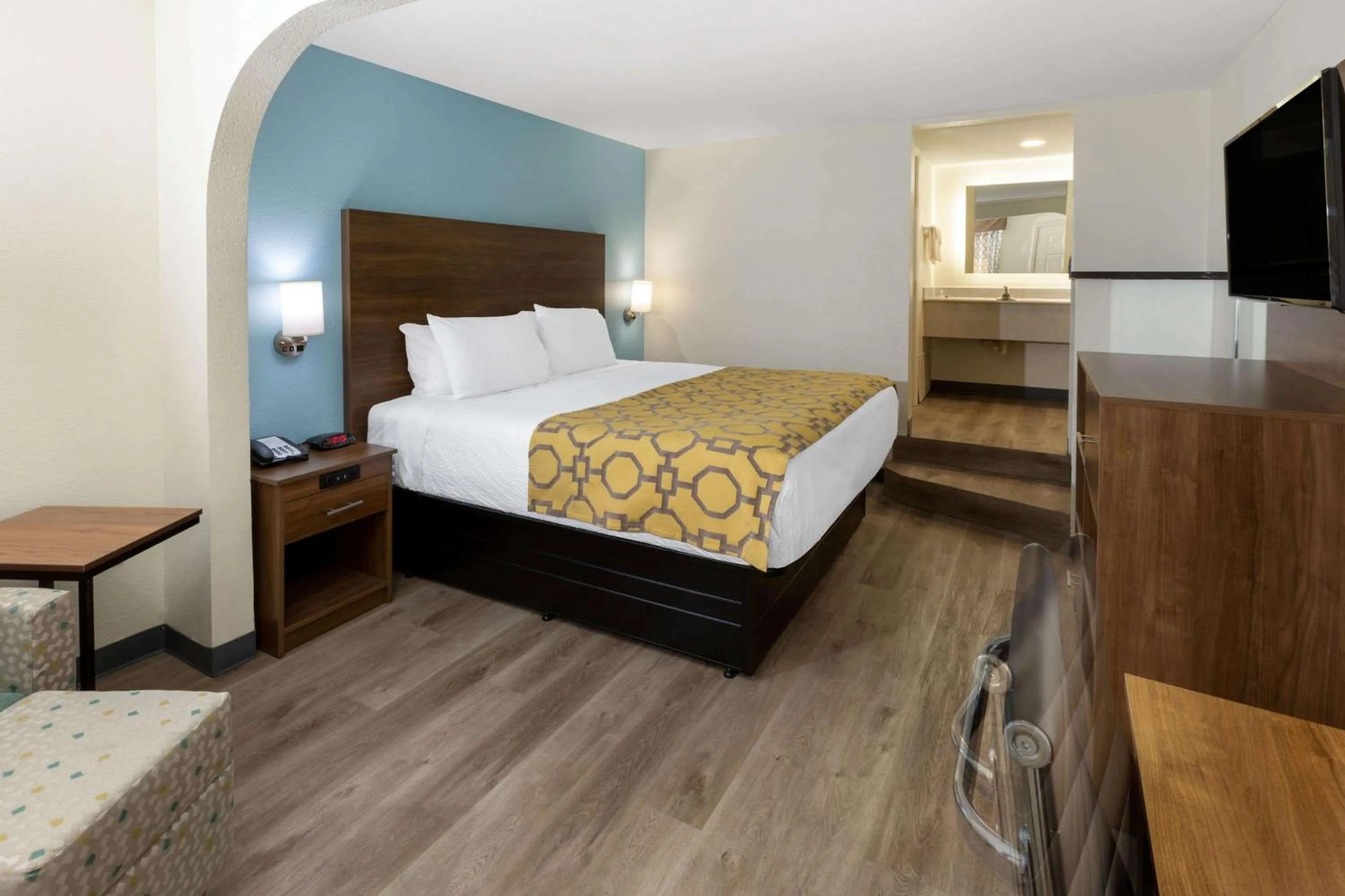 Deluxe King Room - Non-Smoking in Baymont by Wyndham Biloxi - Ocean Springs