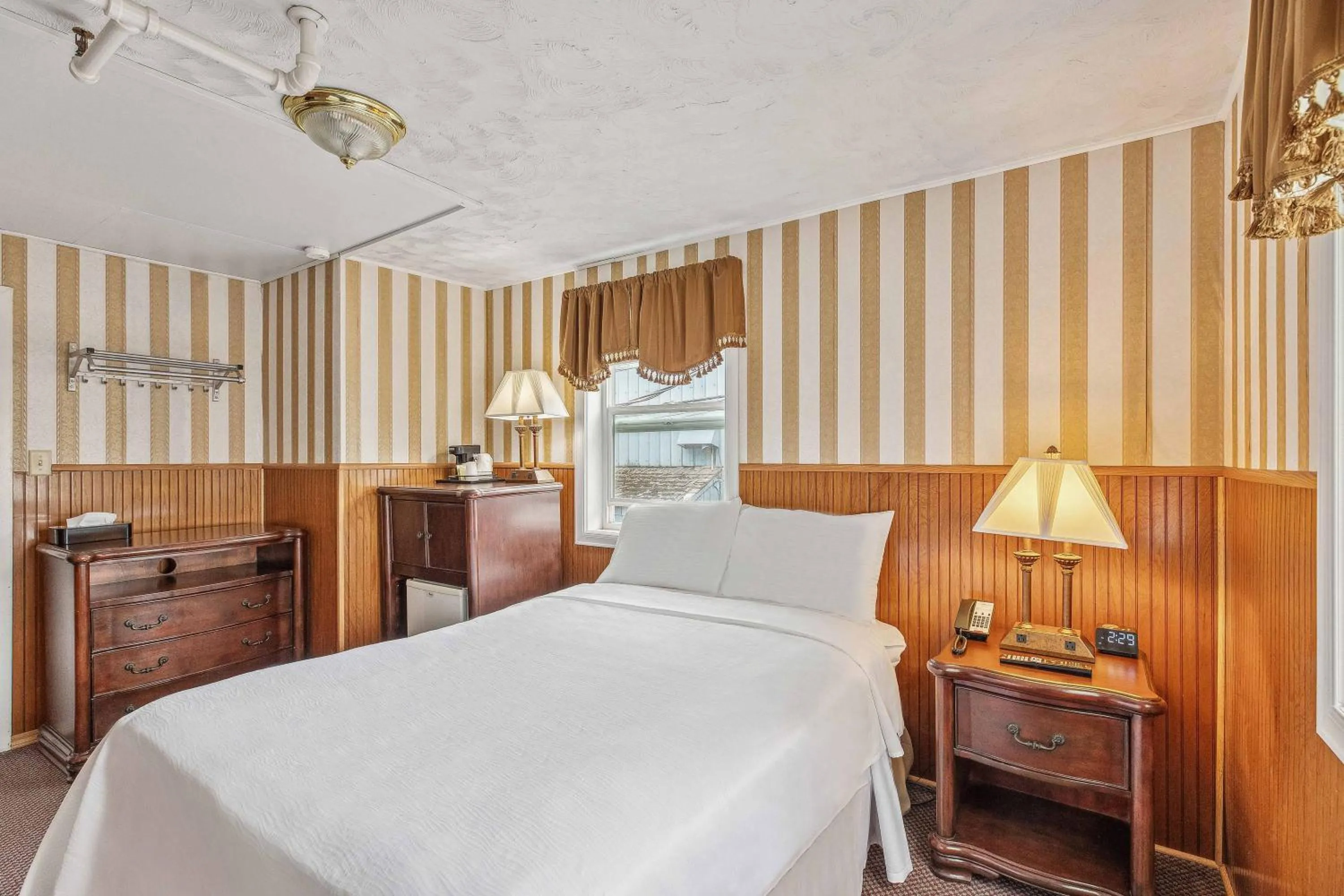Historic Queen Room with Private Bathroom in Hotel Seward
