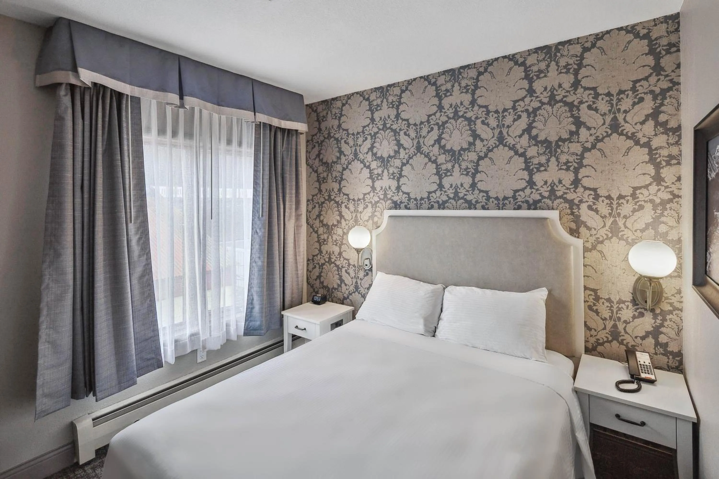 Deluxe Economy Queen in Hotel Seward