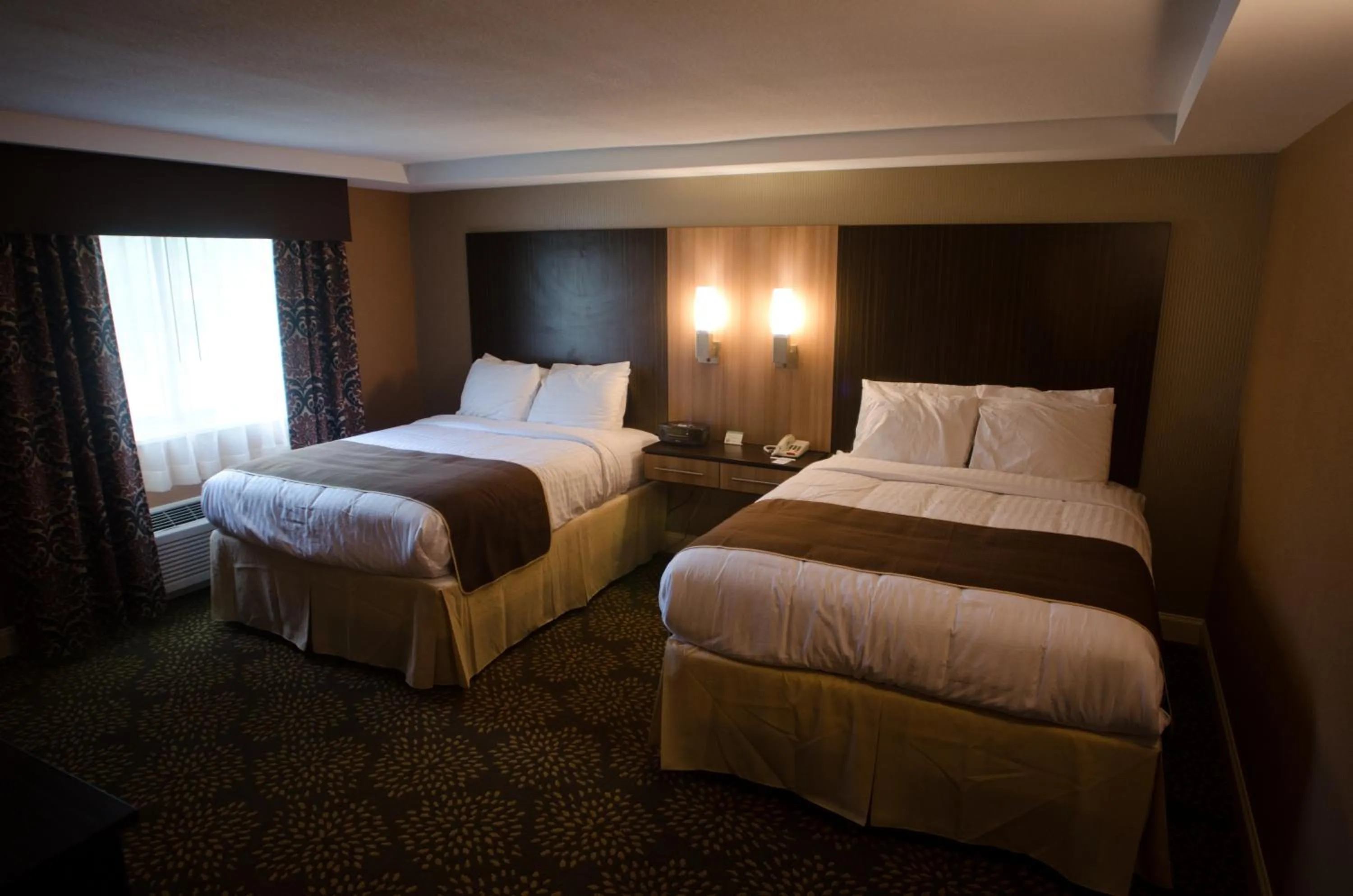 Queen Room with Two Queen Beds in Aashram Hotel by Niagara River