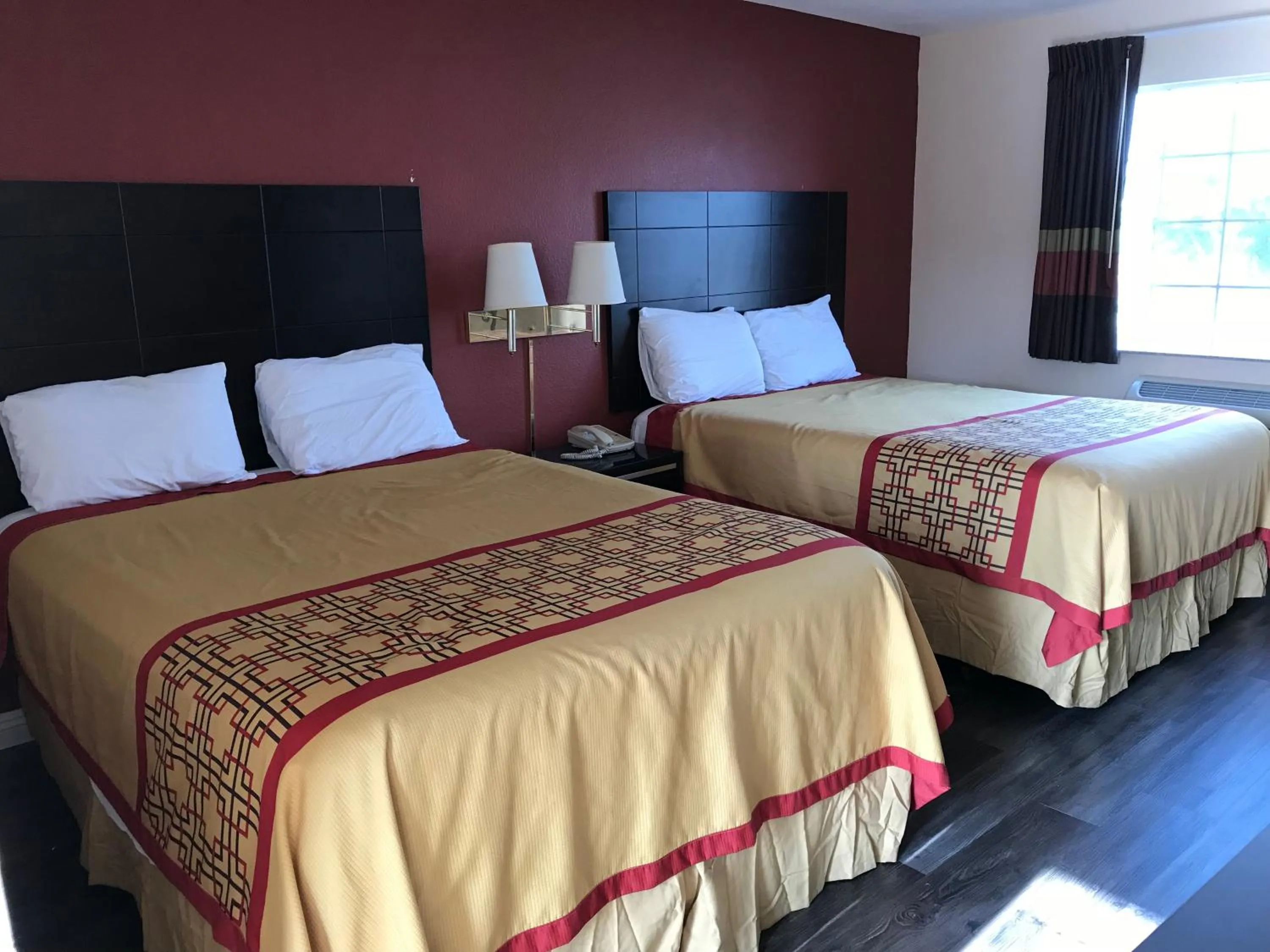 Queen Room with Two Queen Beds - Non-Smoking in Manhattan Inn & Suites