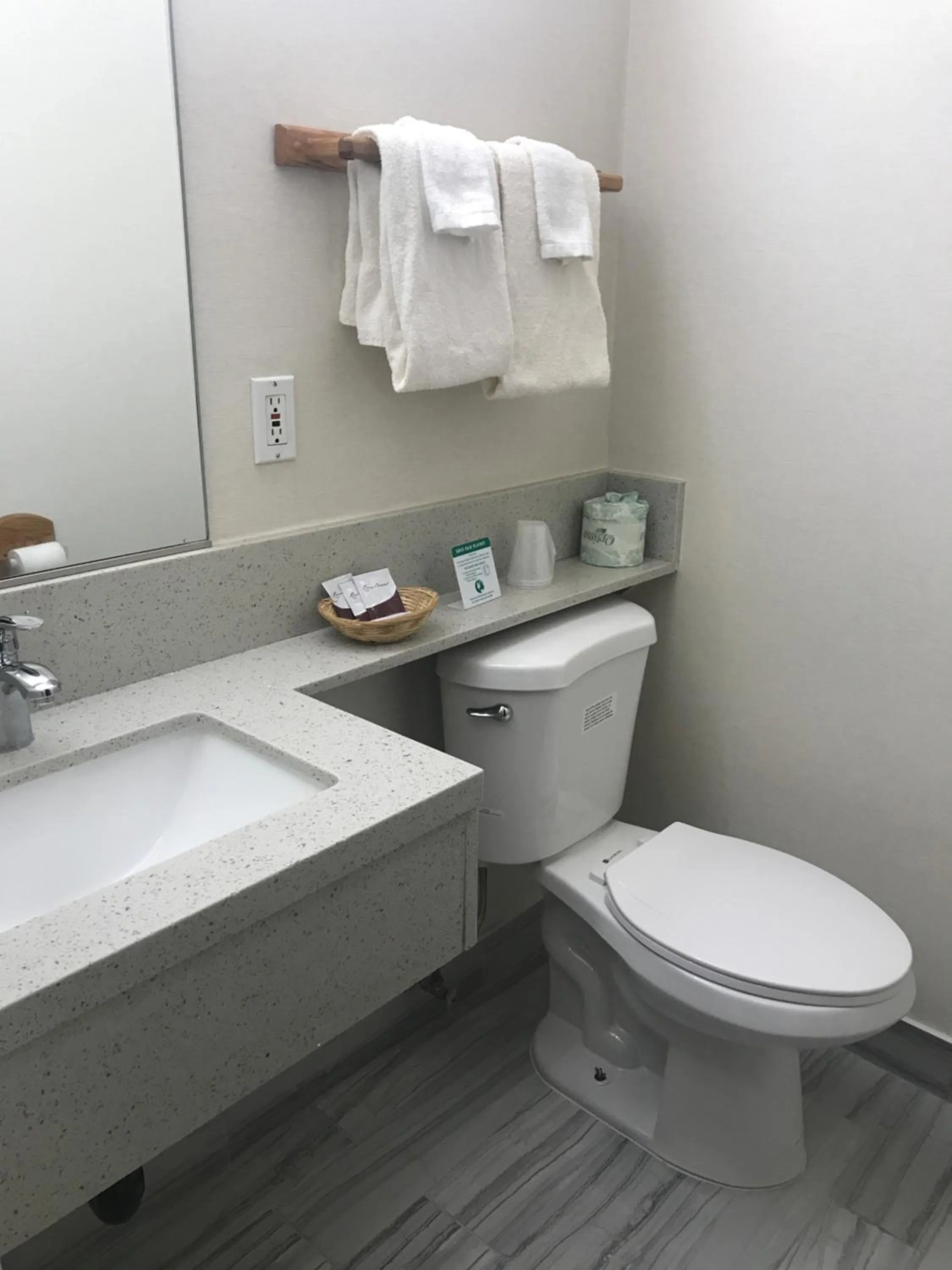 Standard King Room - single occupancy - Non-Smoking  in Manhattan Inn & Suites