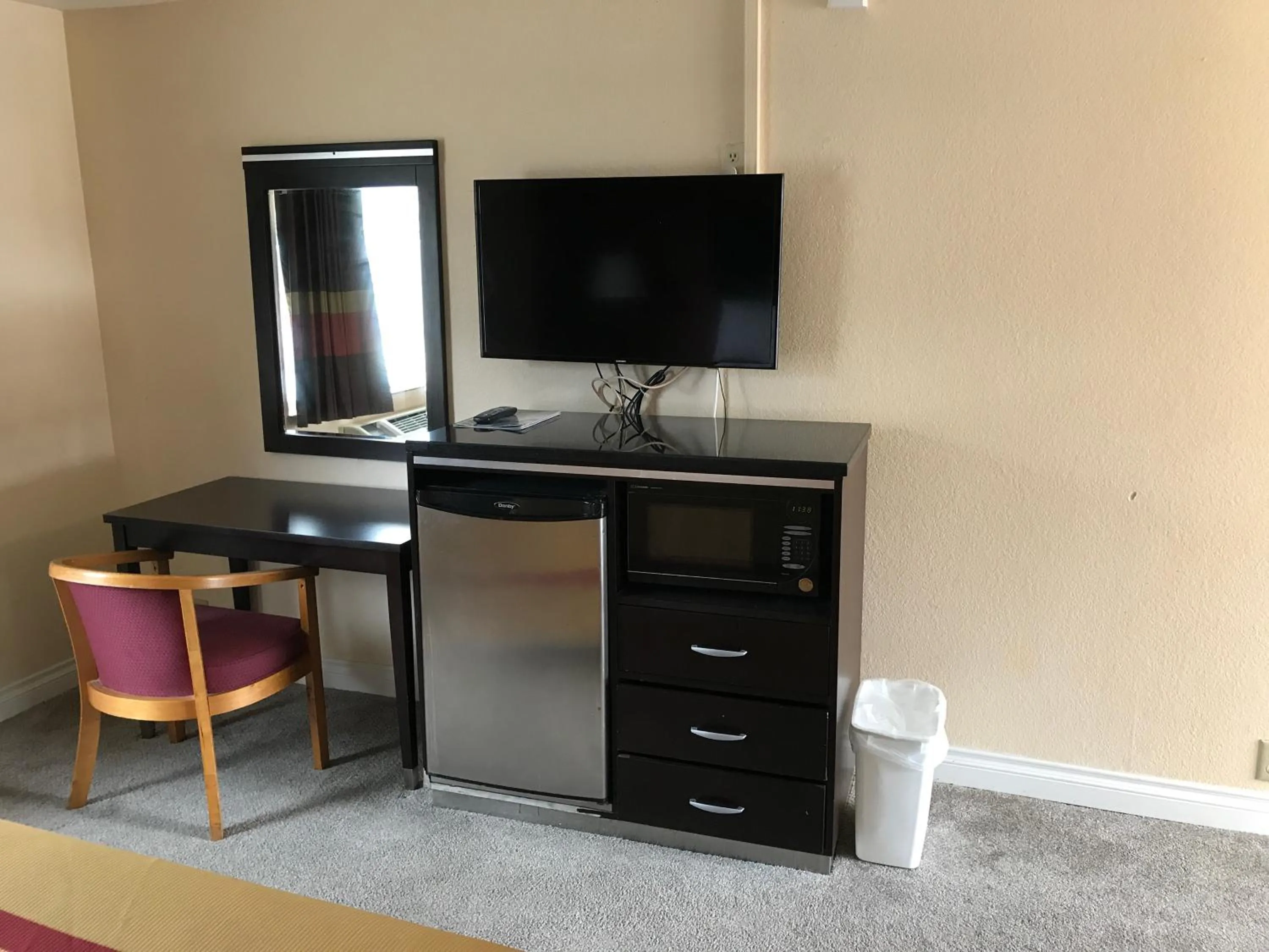 Queen Room - single occupancy - Disability Access in Manhattan Inn & Suites